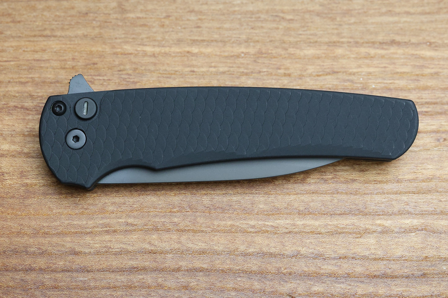 PRO-TECH KNIVES MALIBU FLIPPER - 5336 OPERATOR - BLACK "DRAGON SCALE" HANDLE, DLC WHARNCLIFFE MAGNACUT BLADE, TRITIUM BUTTON