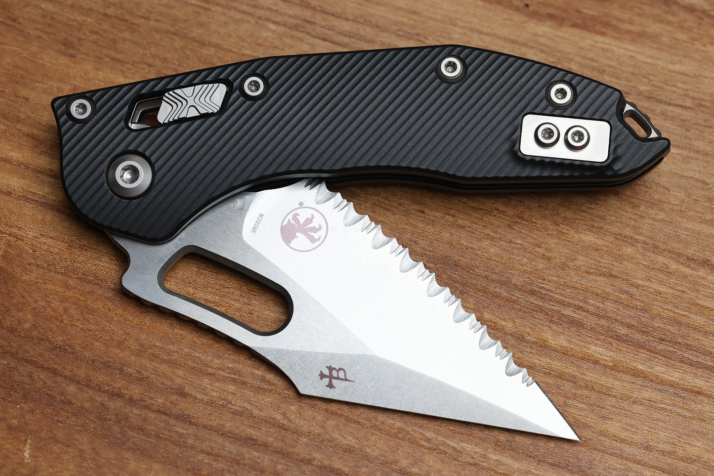 MICROTECH KNIVES MANUAL STITCH RAM LOK FLUTED BLACK ALUMINUM & FULL SERRATED M390MK 169RL-12 FL