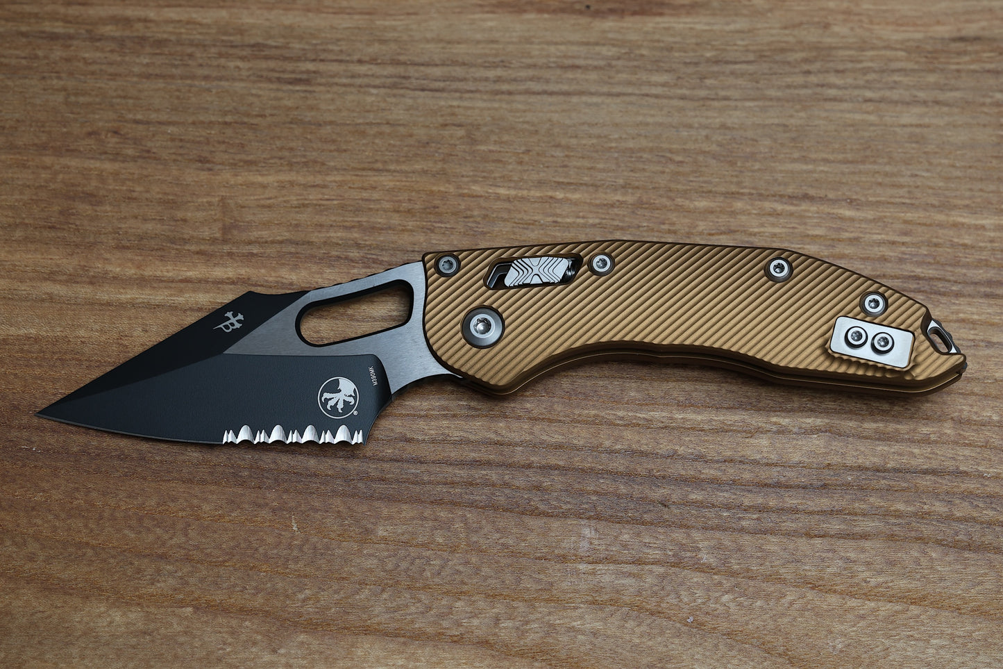 MICROTECH KNIVES MANUAL STITCH RAM LOK FLUTED TAN ALUMINUM & TWO TONE BLACK PARTIAL SERRATED M390MK 169RL-2 FLTA