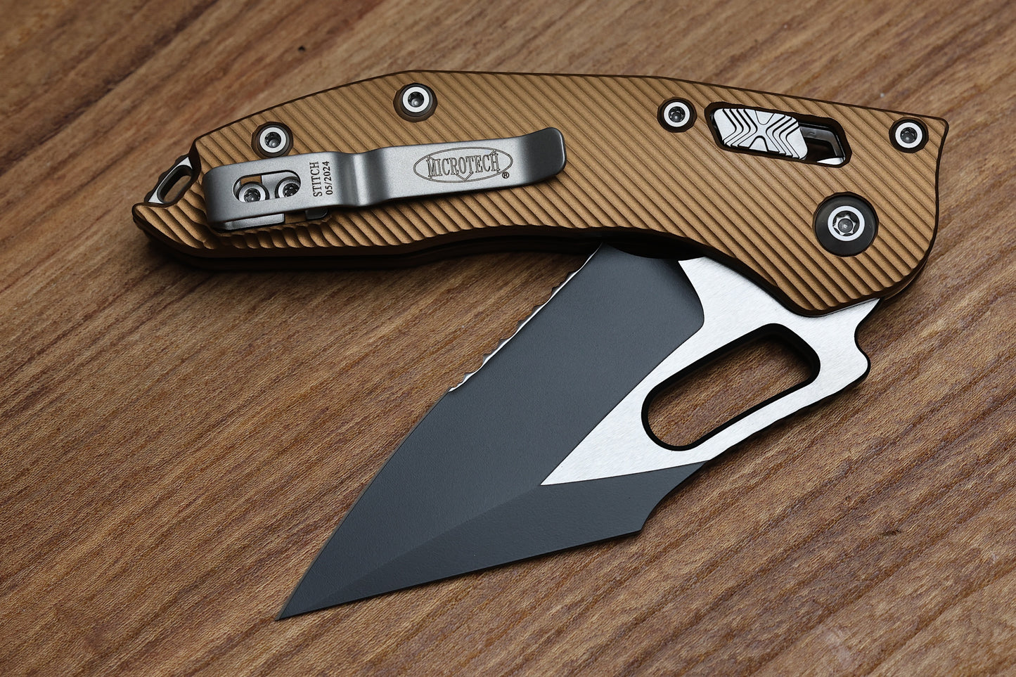 MICROTECH KNIVES MANUAL STITCH RAM LOK FLUTED TAN ALUMINUM & TWO TONE BLACK PARTIAL SERRATED M390MK 169RL-2 FLTA