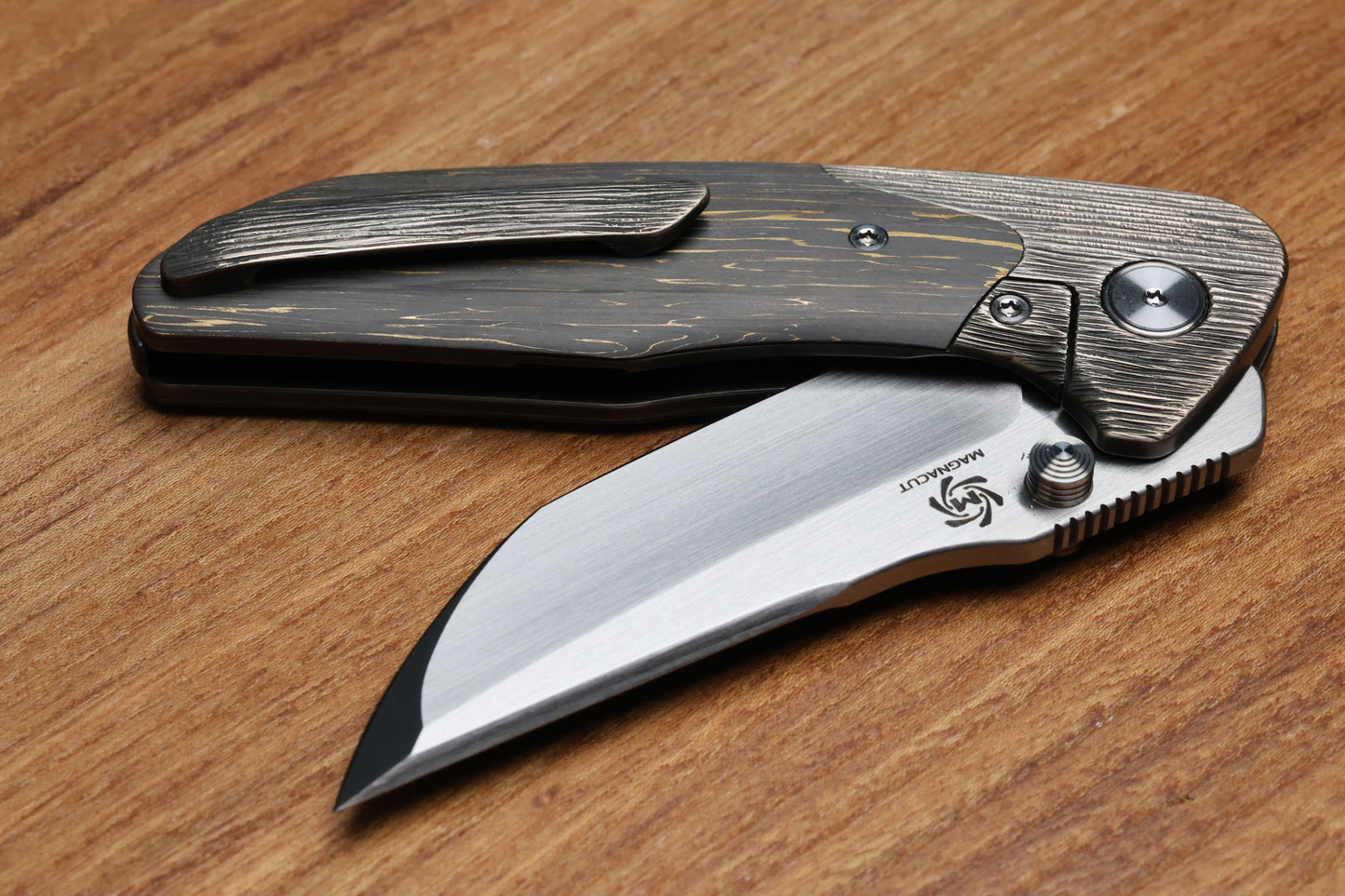MECHFORCE & BARKER KNIVES COLLAB HOKKAIDO W/ TREE BARK TITANIUM & CF LIGHTNING FAT CARBON HANDLE & MAGNACUT