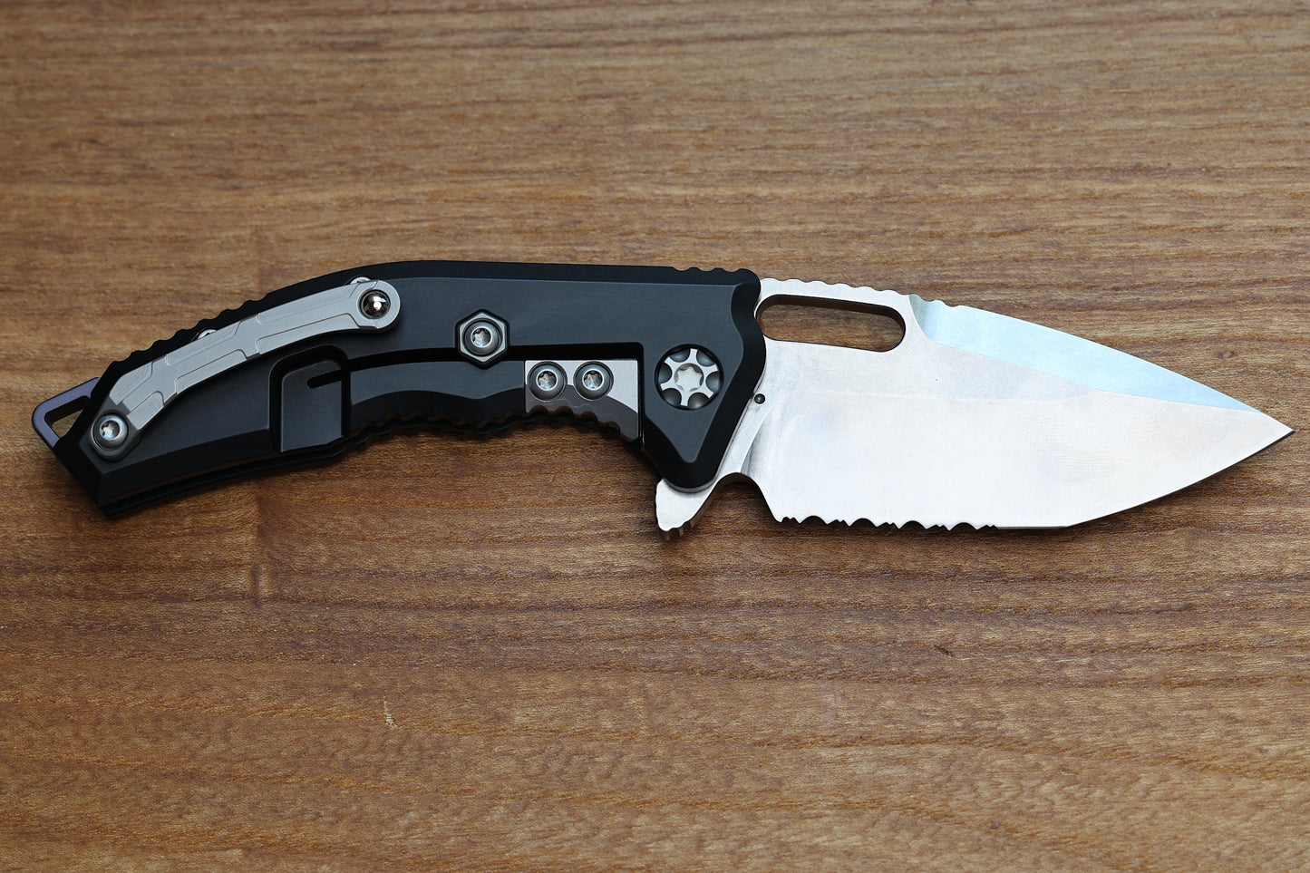 HERETIC KNIVES MEDUSA MANUAL BLACK ALUMINUM FRAME LOCK W/ GRIP INLAYS & STONEWASH PARTIAL SERRATED MAGNACUT H009-2B