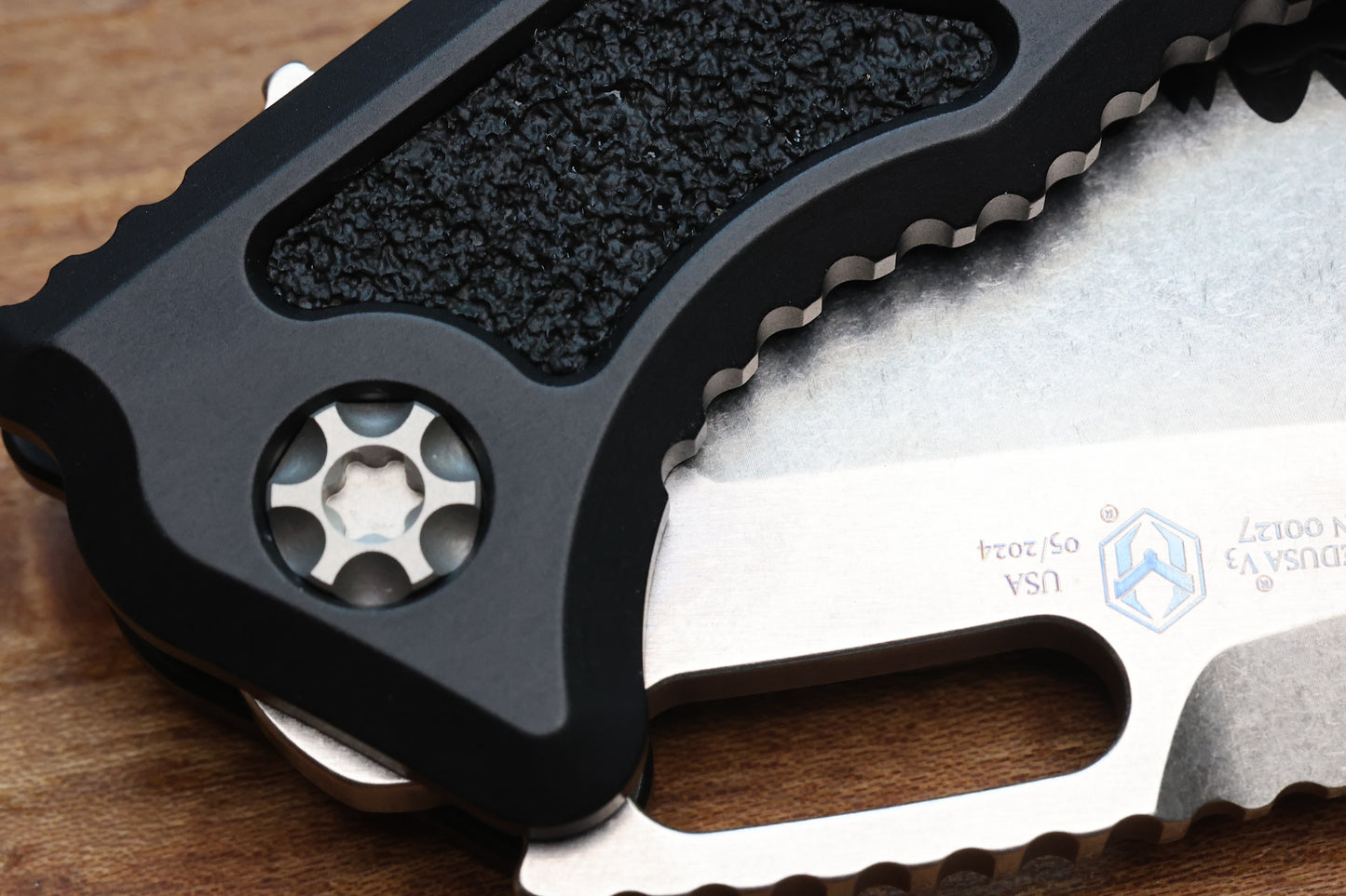 HERETIC KNIVES MEDUSA MANUAL BLACK ALUMINUM FRAME LOCK W/ GRIP INLAYS & STONEWASH PARTIAL SERRATED MAGNACUT H009-2B