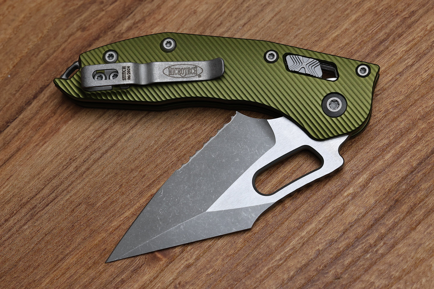 MICROTECH KNIVES MANUAL STITCH RAM LOK FLUTED OD GREEN ALUMINUM & PARTIAL SERRATED M390MK APOCALYPTIC STANDARD 169RL-11 APFLOD