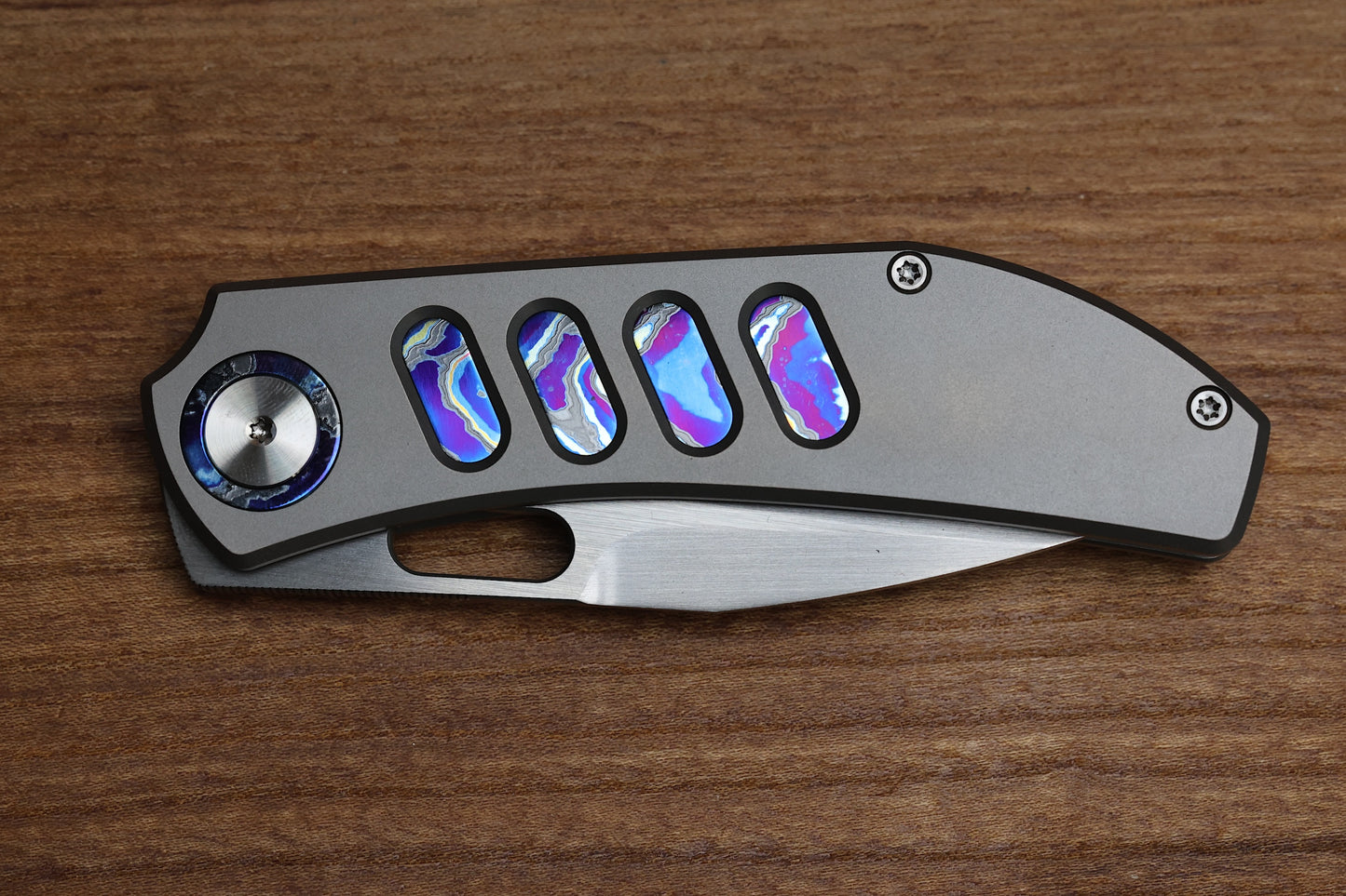 YAN’S CHEVRON- TITANIUM FRONT FLIPPER WITH ZIRCUTI INLAY THUMB HOLE