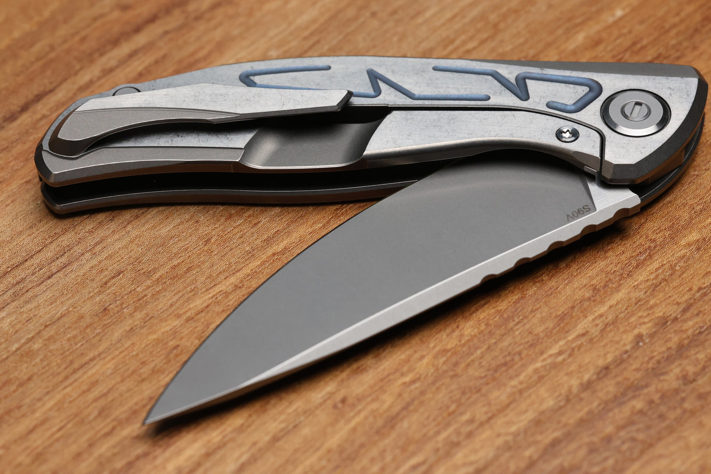 SHIROGOROV F95 BRACES - S90V BLADE - TITANIUM HANDLE - BLUE ACCENTS - WASHERS