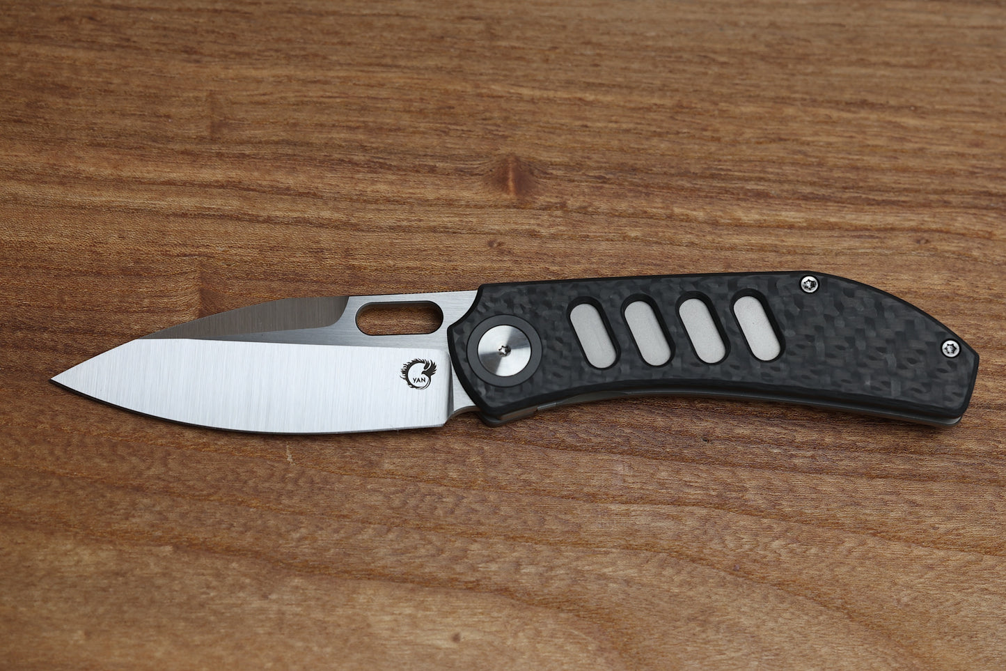 YAN’S CHEVRON- TITANIUM FRONT FLIPPER WITH WEAVE CF THUMB HOLE