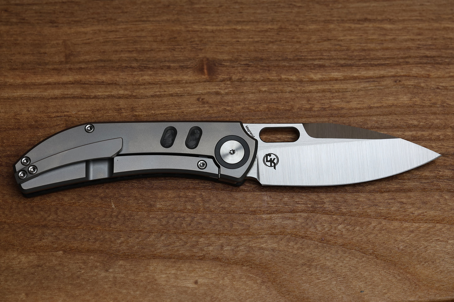 YAN’S CHEVRON- TITANIUM FRONT FLIPPER WITH WEAVE CF THUMB HOLE