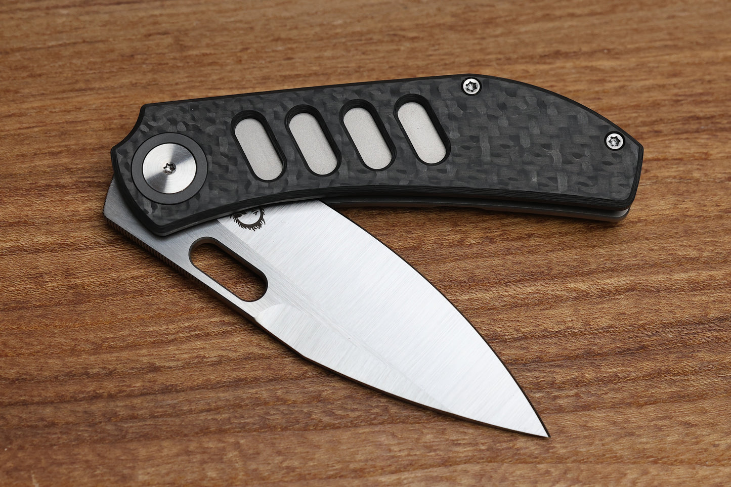 YAN’S CHEVRON- TITANIUM FRONT FLIPPER WITH WEAVE CF THUMB HOLE