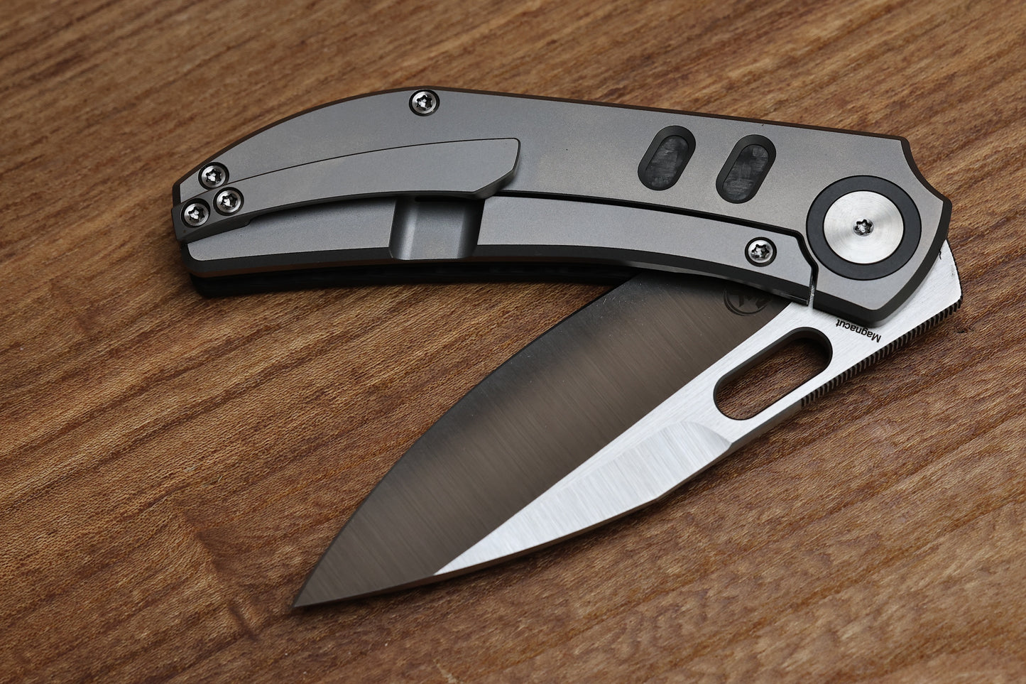 YAN’S CHEVRON- TITANIUM FRONT FLIPPER WITH WEAVE CF THUMB HOLE