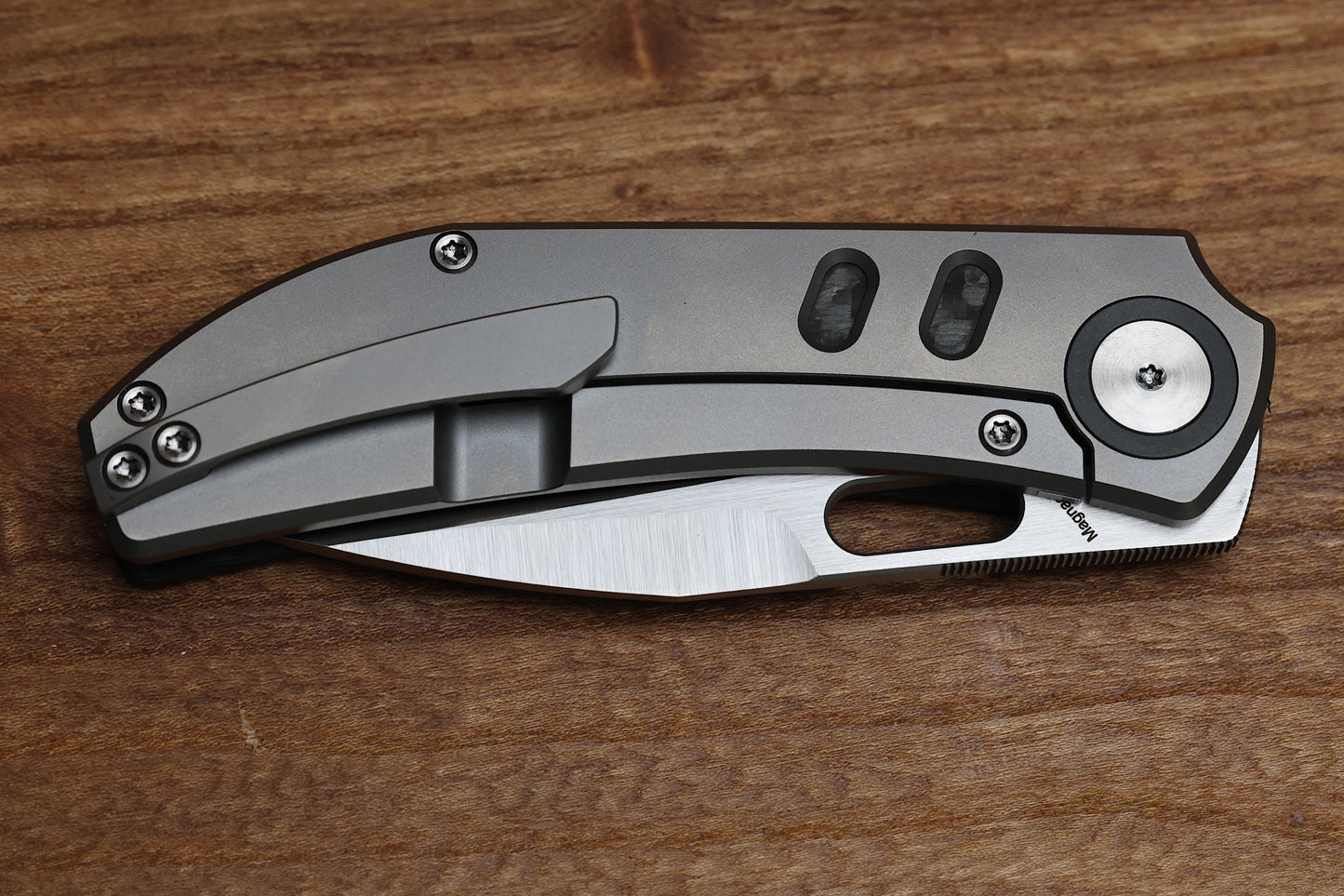 YAN’S CHEVRON- TITANIUM FRONT FLIPPER WITH WEAVE CF THUMB HOLE