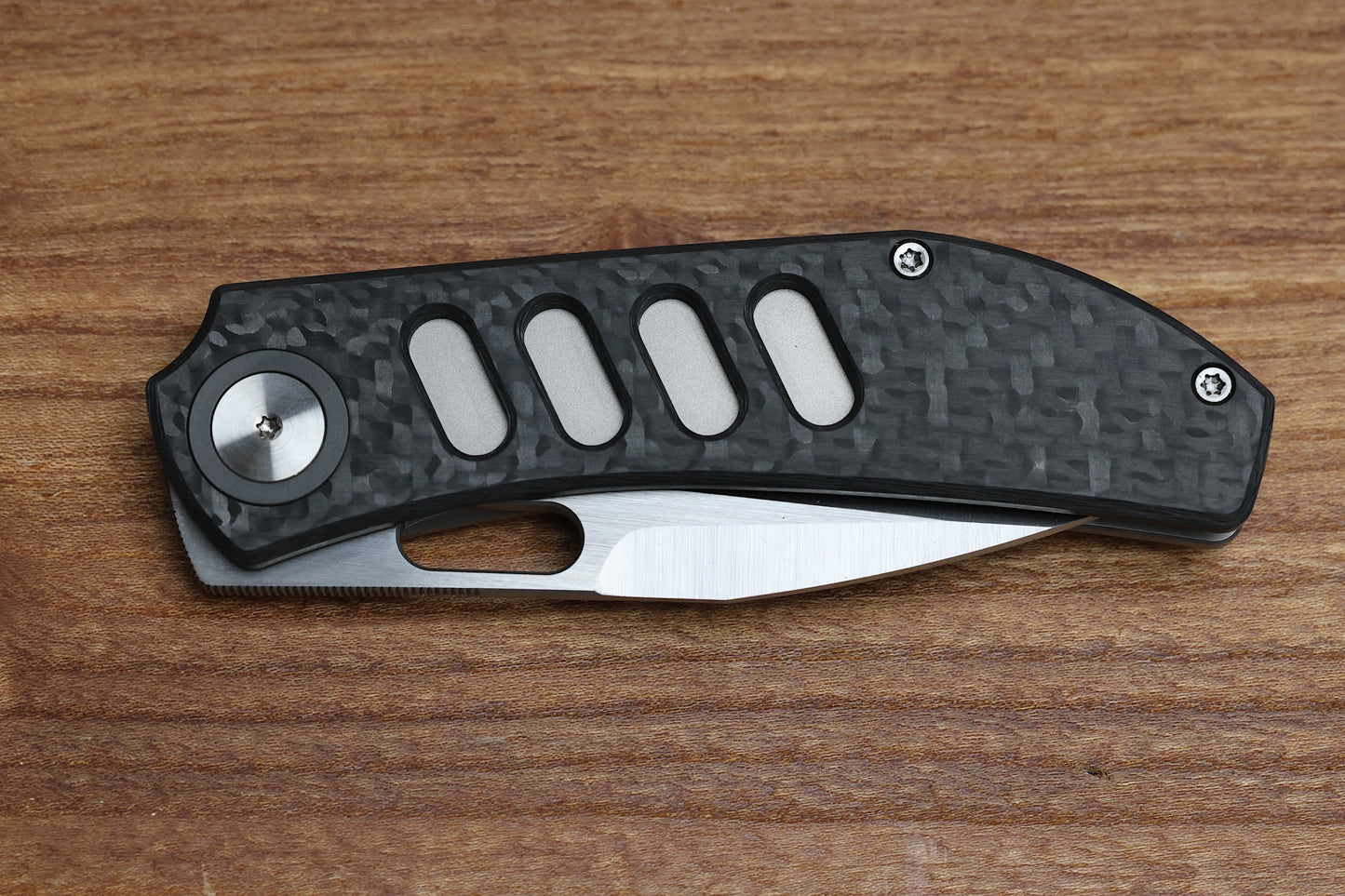 YAN’S CHEVRON- TITANIUM FRONT FLIPPER WITH WEAVE CF THUMB HOLE