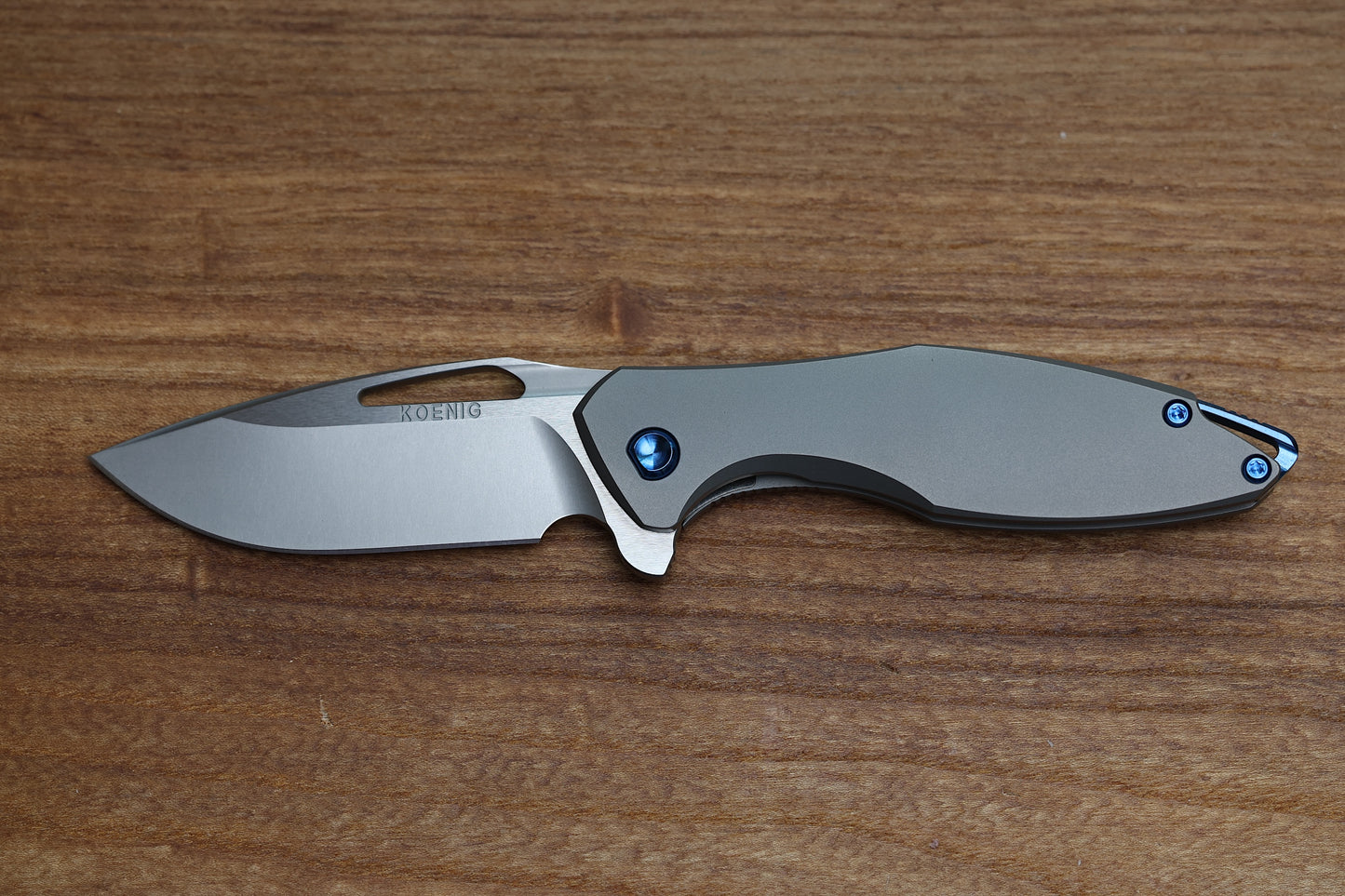 KOENIG MINI ARIUS - SMOOTH TITANIUM HANDLE - BLUE HARDWARE - BURNISHED W/ POLISHED FLATS M390 BLADE