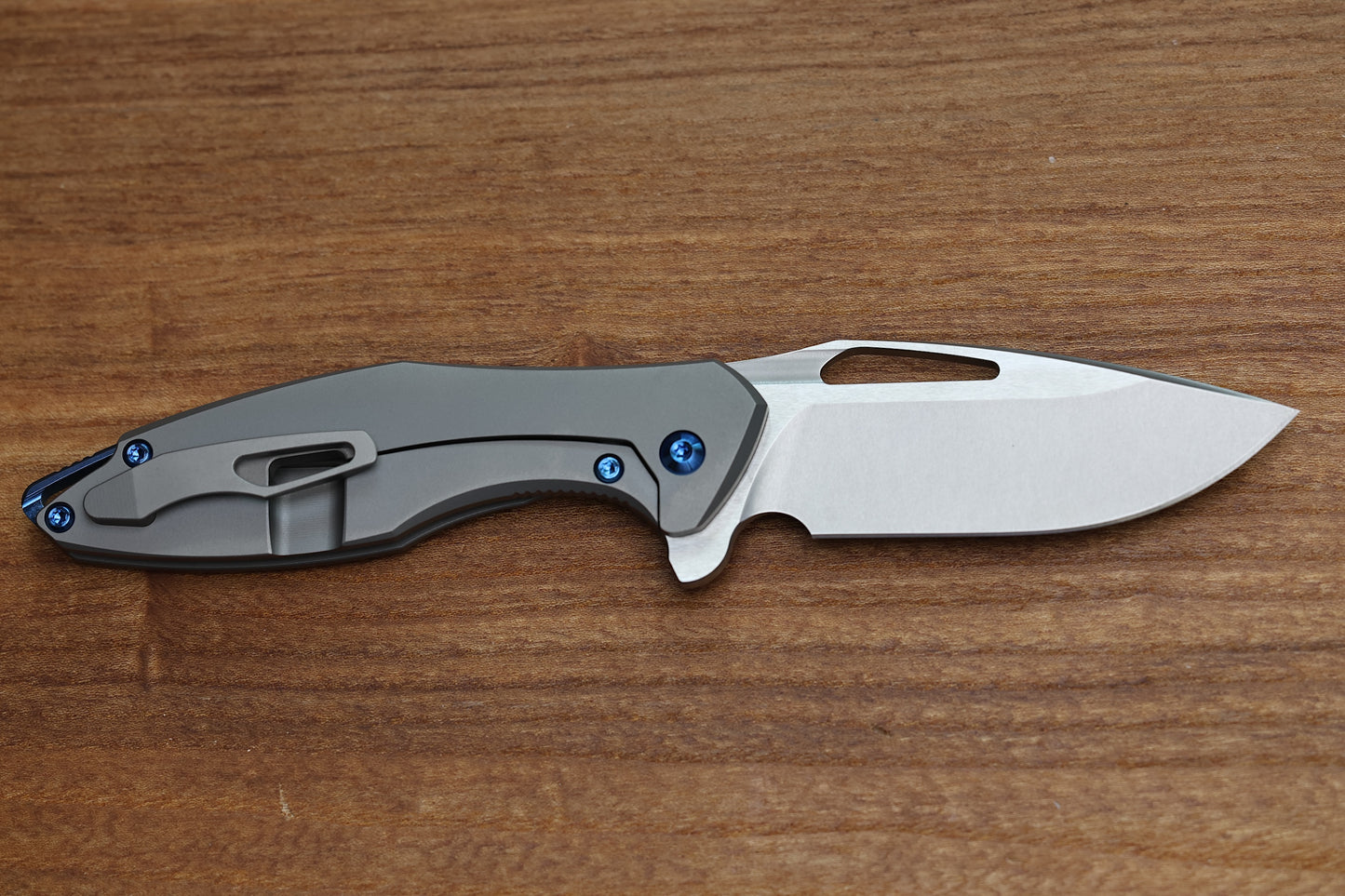 KOENIG MINI ARIUS - SMOOTH TITANIUM HANDLE - BLUE HARDWARE - BURNISHED W/ POLISHED FLATS M390 BLADE