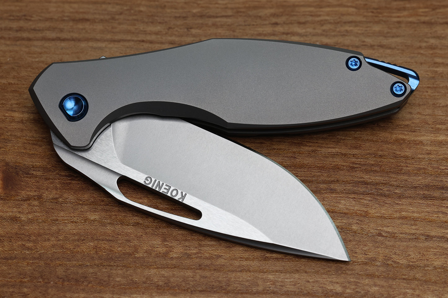 KOENIG MINI ARIUS - SMOOTH TITANIUM HANDLE - BLUE HARDWARE - BURNISHED W/ POLISHED FLATS M390 BLADE