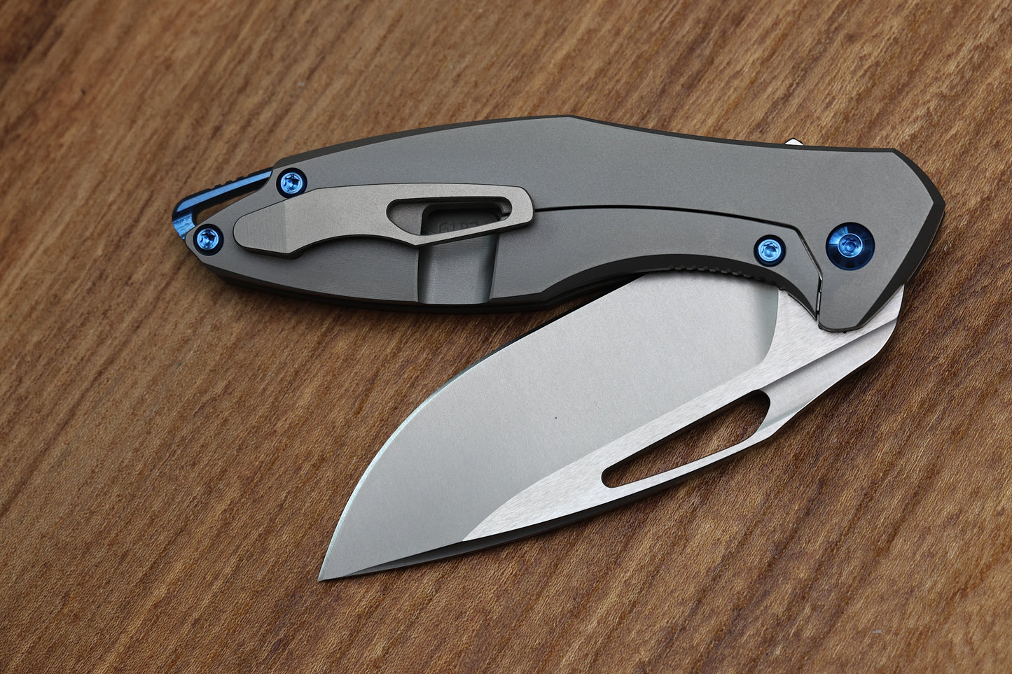 KOENIG MINI ARIUS - SMOOTH TITANIUM HANDLE - BLUE HARDWARE - BURNISHED W/ POLISHED FLATS M390 BLADE