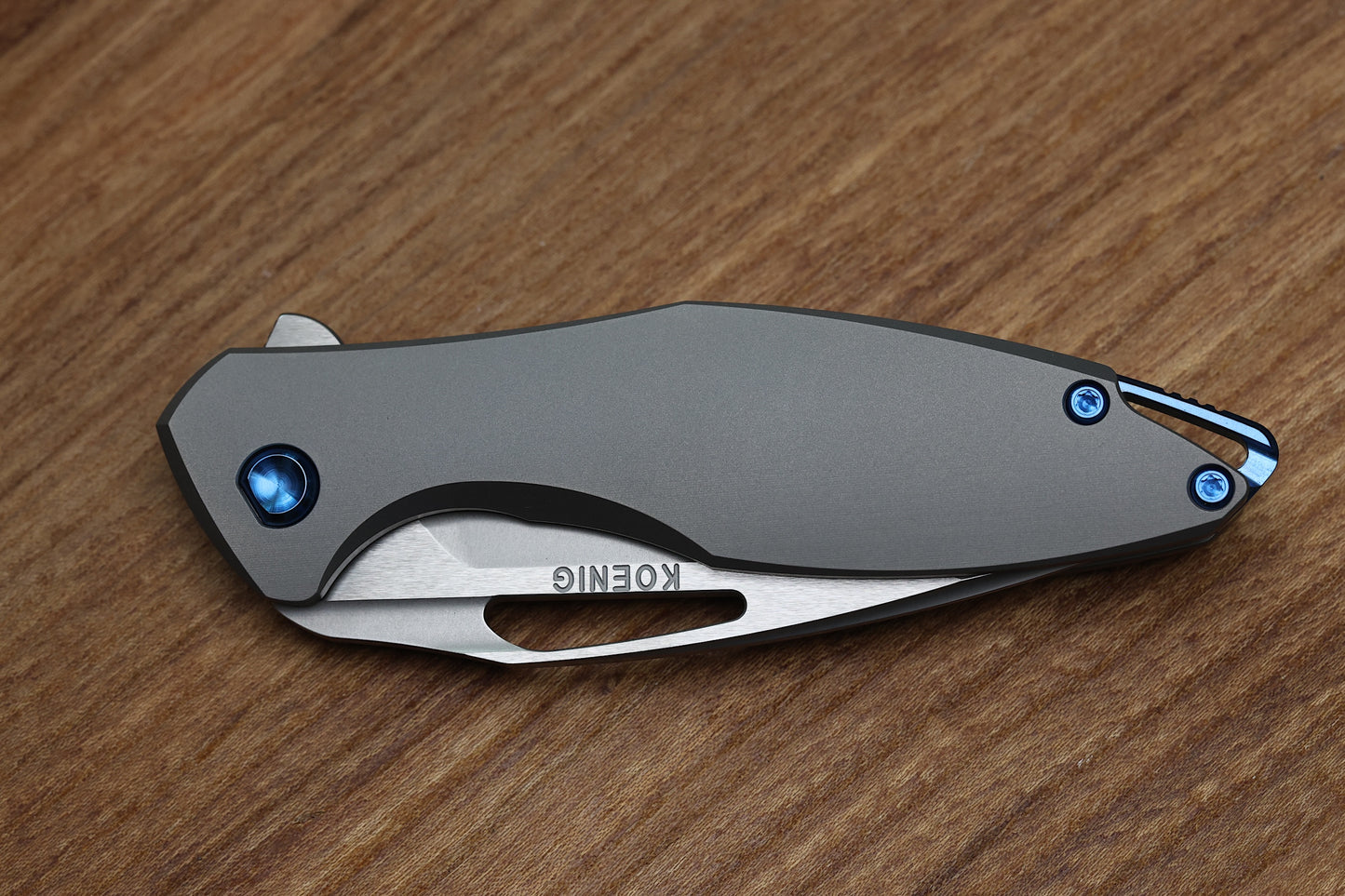 KOENIG MINI ARIUS - SMOOTH TITANIUM HANDLE - BLUE HARDWARE - BURNISHED W/ POLISHED FLATS M390 BLADE