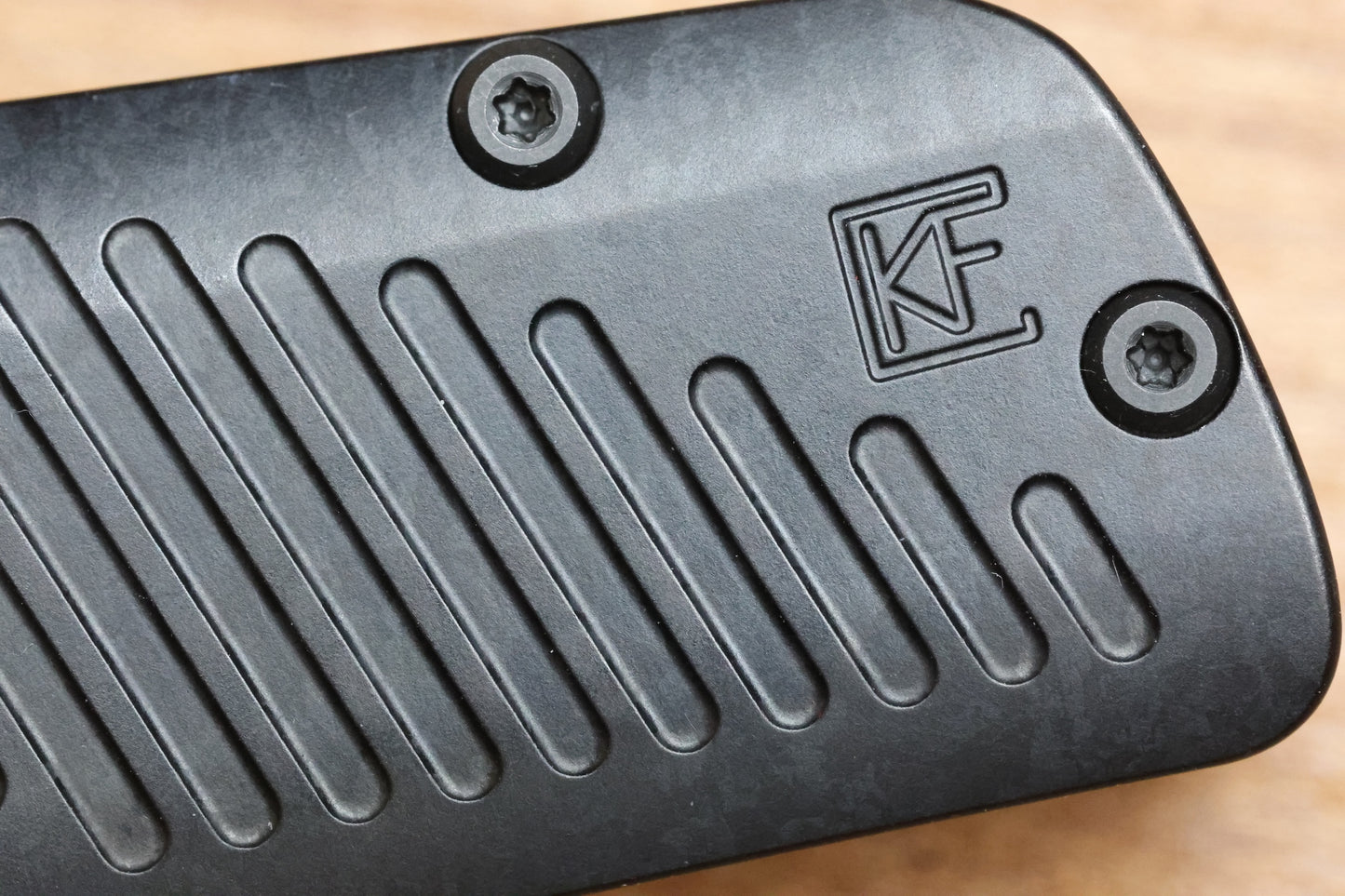 CUSTOM KNIFE FACTORY YETI GNOME 2.0 CRYSTAL TITANIUM & M398