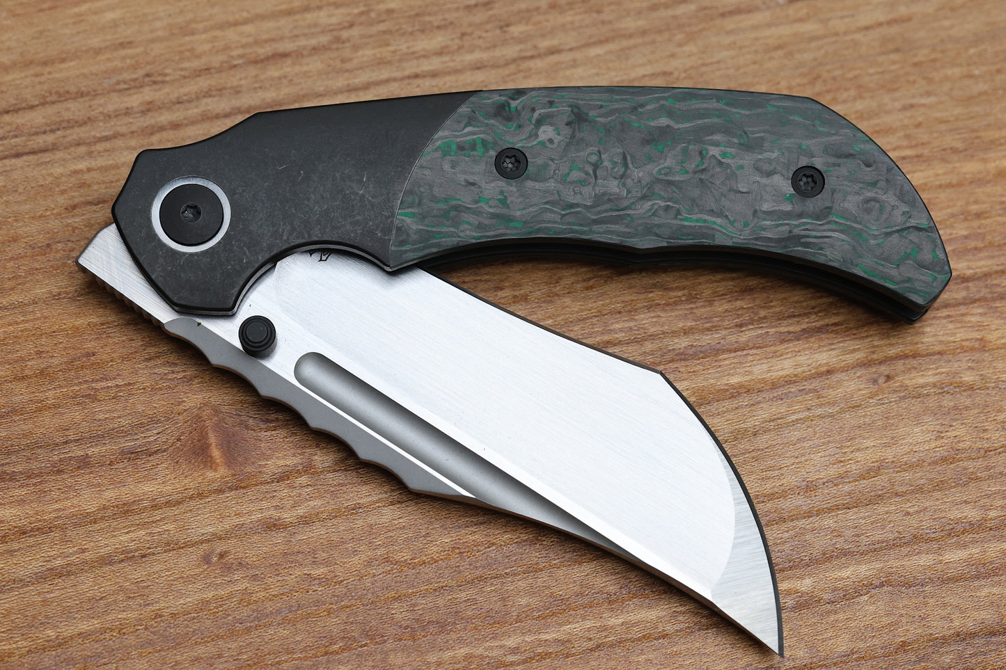 MERRIKEN KNIVES MINI ULTIMATUM - HAND RUB MAGNACUT BLADE GRIND NO. 2 - GREEN TECHNOCARBO/BLACK PVD TITANIUM