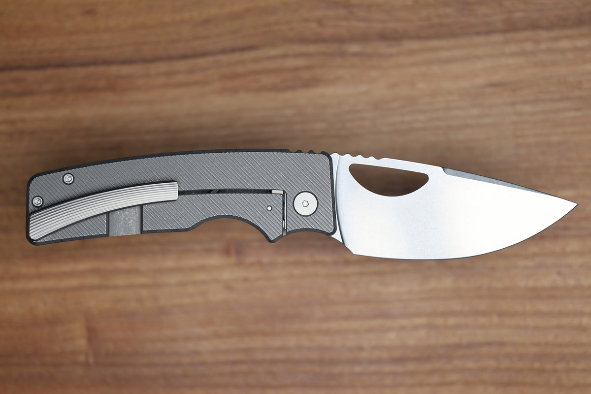 OZ MACHINE COMPANY ROOSEVELT XL ANGLE MILLED TITANIUM VANAX BLADE #971 (PREOWNED)