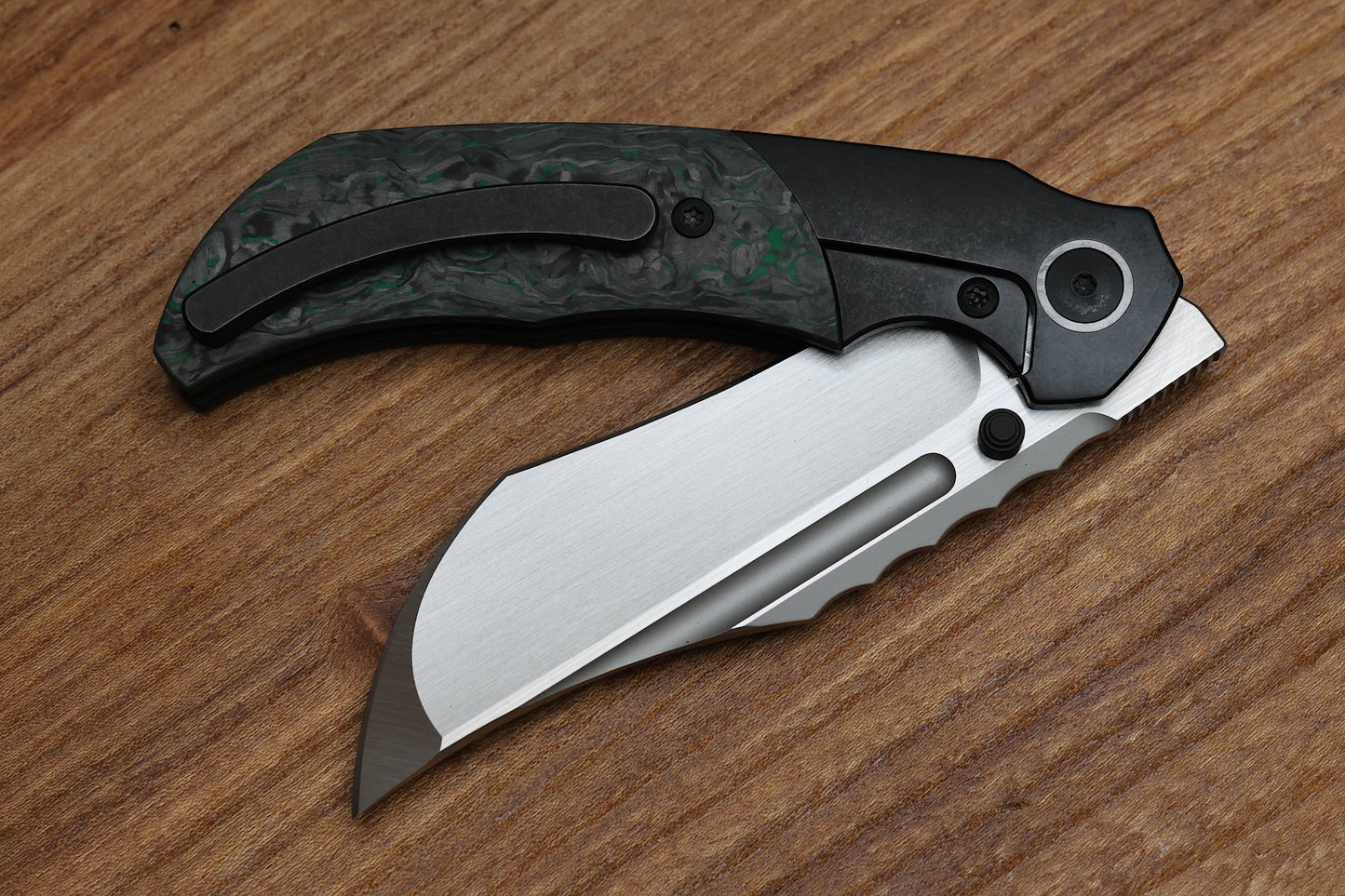 MERRIKEN KNIVES MINI ULTIMATUM - HAND RUB MAGNACUT BLADE GRIND NO. 2 - GREEN TECHNOCARBO/BLACK PVD TITANIUM