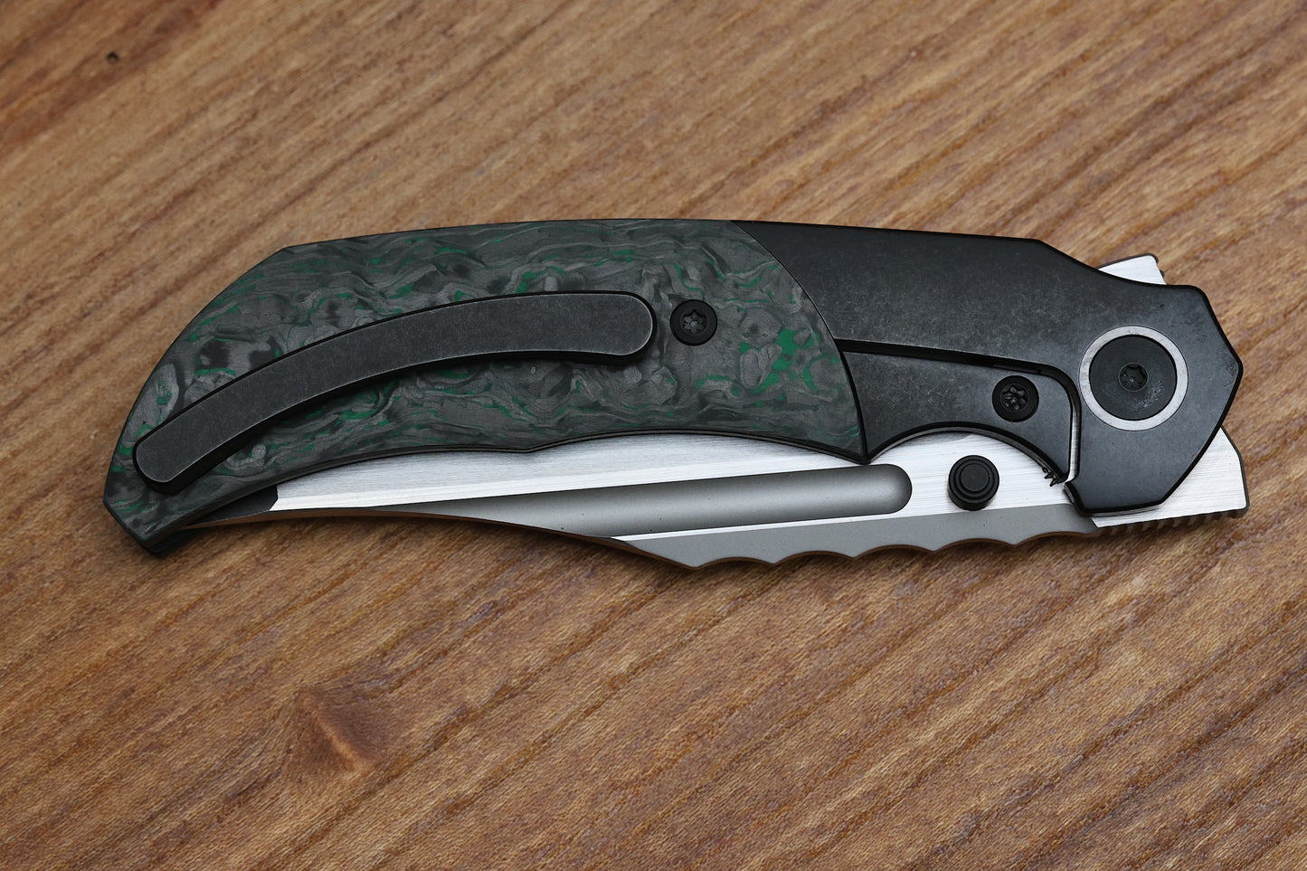 MERRIKEN KNIVES MINI ULTIMATUM - HAND RUB MAGNACUT BLADE GRIND NO. 2 - GREEN TECHNOCARBO/BLACK PVD TITANIUM