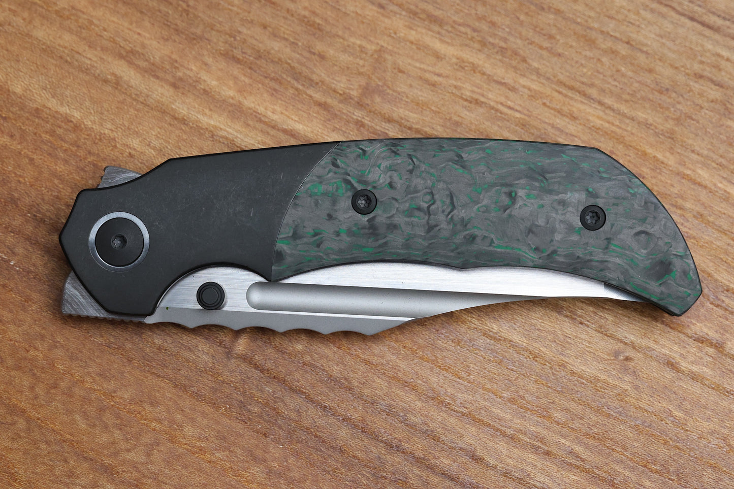 MERRIKEN KNIVES MINI ULTIMATUM - HAND RUB MAGNACUT BLADE GRIND NO. 2 - GREEN TECHNOCARBO/BLACK PVD TITANIUM