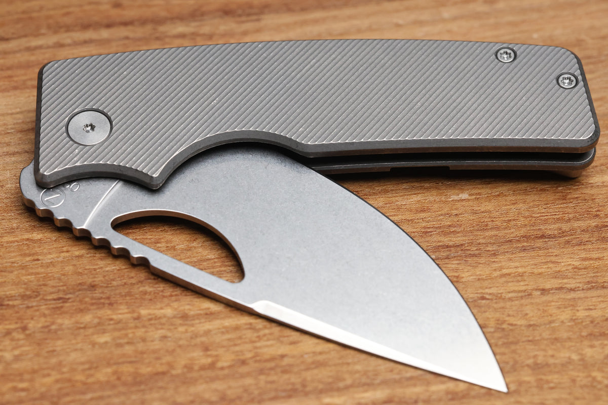 OZ MACHINE COMPANY ROOSEVELT XL ANGLE MILLED TITANIUM VANAX BLADE #971 (PREOWNED)
