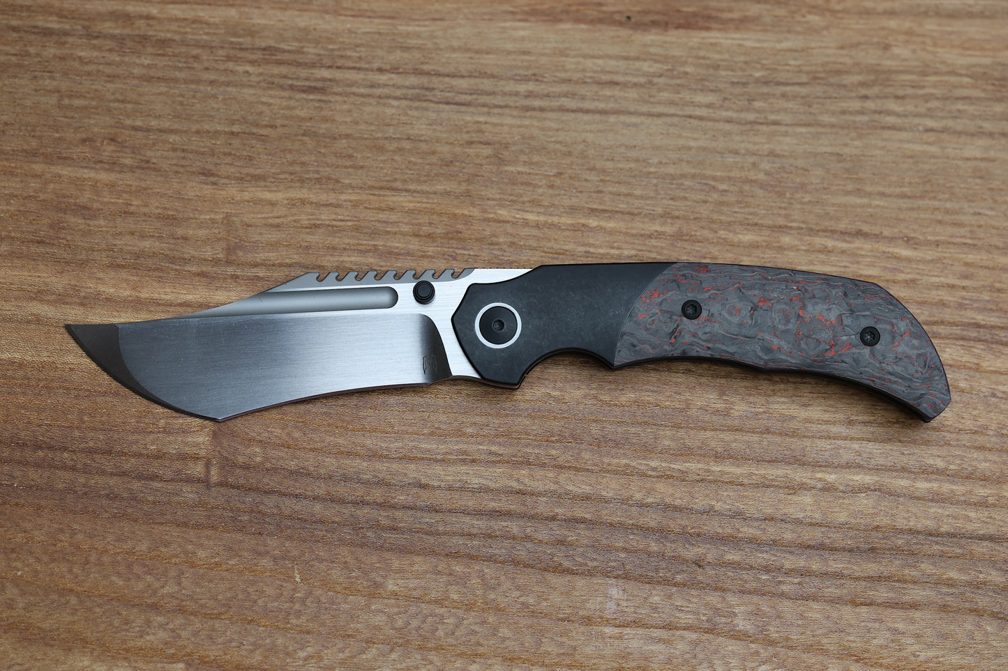 MERRIKEN KNIVES MINI ULTIMATUM - HAND RUB MAGNACUT BLADE GRIND NO. 2 - RED TECHNOCARBO/BLACK PVD TITANIUM