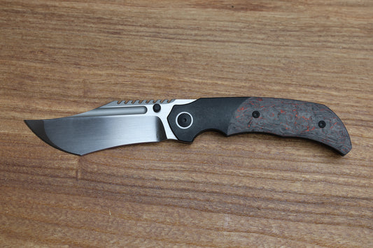 MERRIKEN KNIVES MINI ULTIMATUM - HAND RUB MAGNACUT BLADE GRIND NO. 2 - RED TECHNOCARBO/BLACK PVD TITANIUM