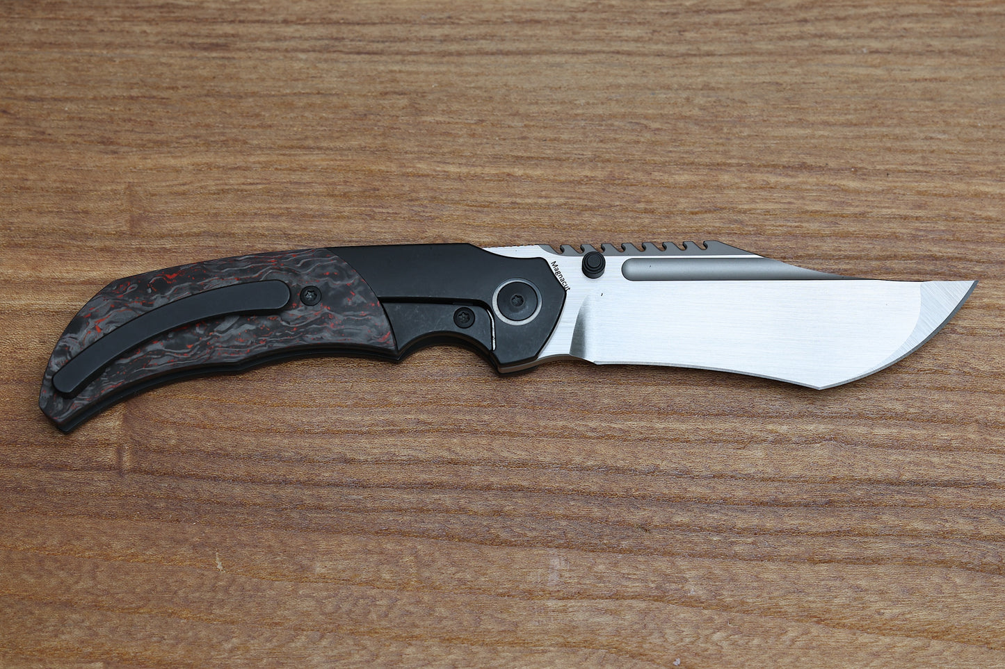 MERRIKEN KNIVES MINI ULTIMATUM - HAND RUB MAGNACUT BLADE GRIND NO. 2 - RED TECHNOCARBO/BLACK PVD TITANIUM