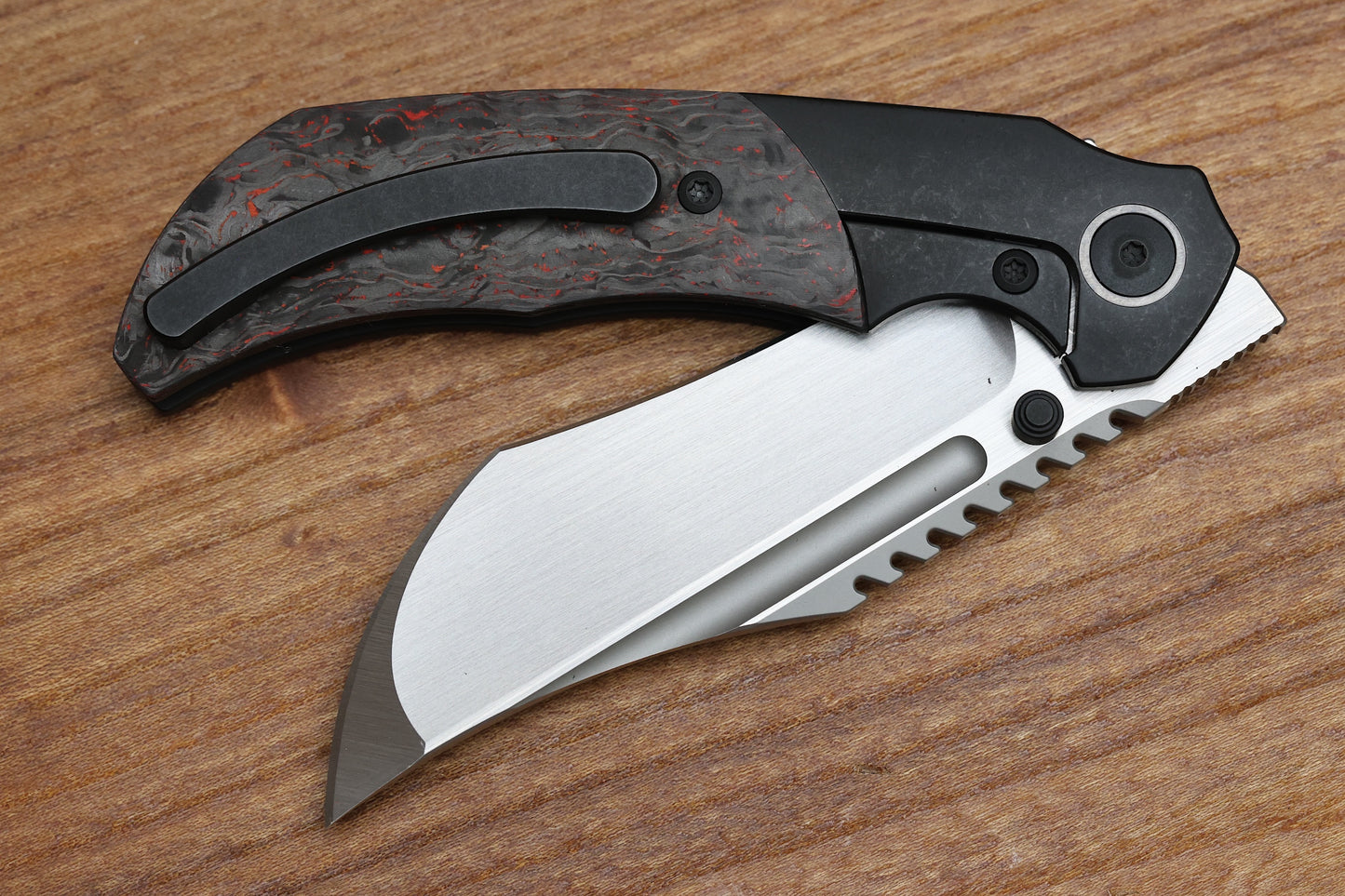 MERRIKEN KNIVES MINI ULTIMATUM - HAND RUB MAGNACUT BLADE GRIND NO. 2 - RED TECHNOCARBO/BLACK PVD TITANIUM