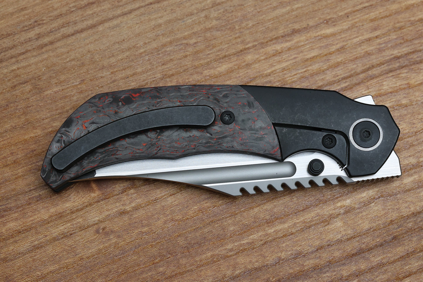 MERRIKEN KNIVES MINI ULTIMATUM - HAND RUB MAGNACUT BLADE GRIND NO. 2 - RED TECHNOCARBO/BLACK PVD TITANIUM