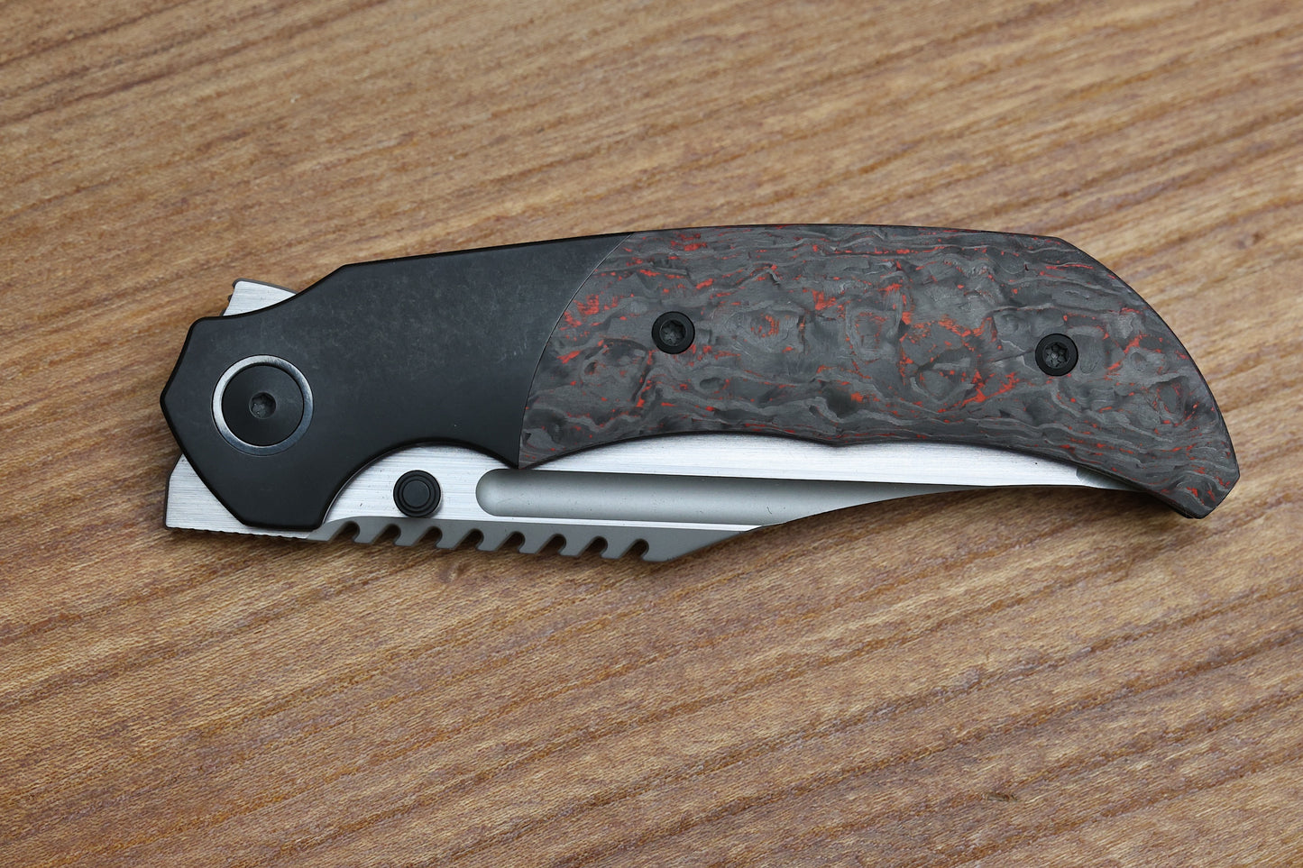 MERRIKEN KNIVES MINI ULTIMATUM - HAND RUB MAGNACUT BLADE GRIND NO. 2 - RED TECHNOCARBO/BLACK PVD TITANIUM