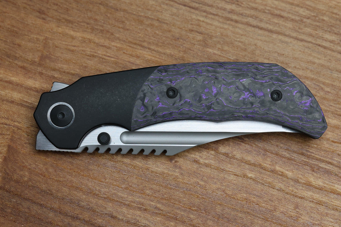 MERRIKEN KNIVES MINI ULTIMATUM - HAND RUB MAGNACUT BLADE GRIND NO. 2 - PURPLE TECHNOCARBO/BLACK PVD TITANIUM