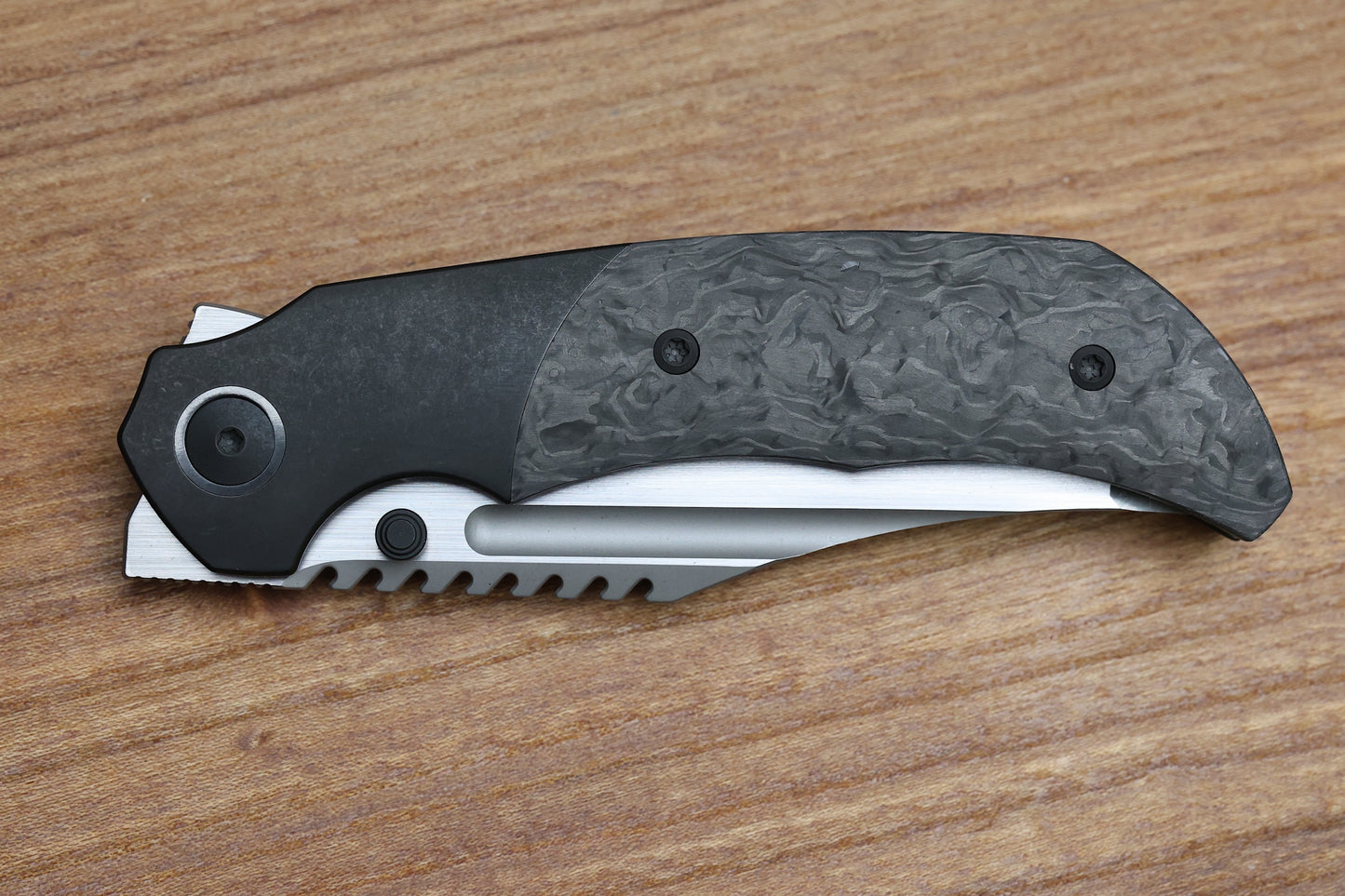 MERRIKEN KNIVES MINI ULTIMATUM - HAND RUB MAGNACUT BLADE GRIND NO. 2 - BLACK TECHNOCARBO/BLACK PVD TITANIUM