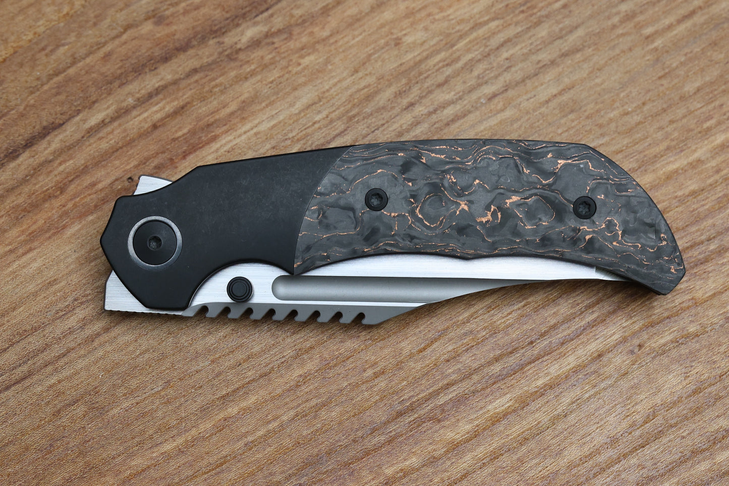 MERRIKEN KNIVES MINI ULTIMATUM - HAND RUB MAGNACUT BLADE GRIND NO. 2 - COPPER TECHNOCARBO/BLACK PVD TITANIUM