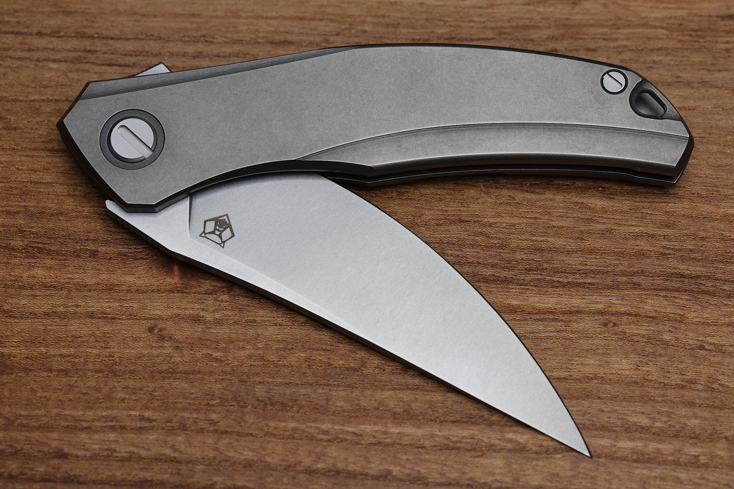 SHIROGOROV QUANTUM URSUS – TITANIUM HANDLE – CROMAX PM BLADE – MRBS