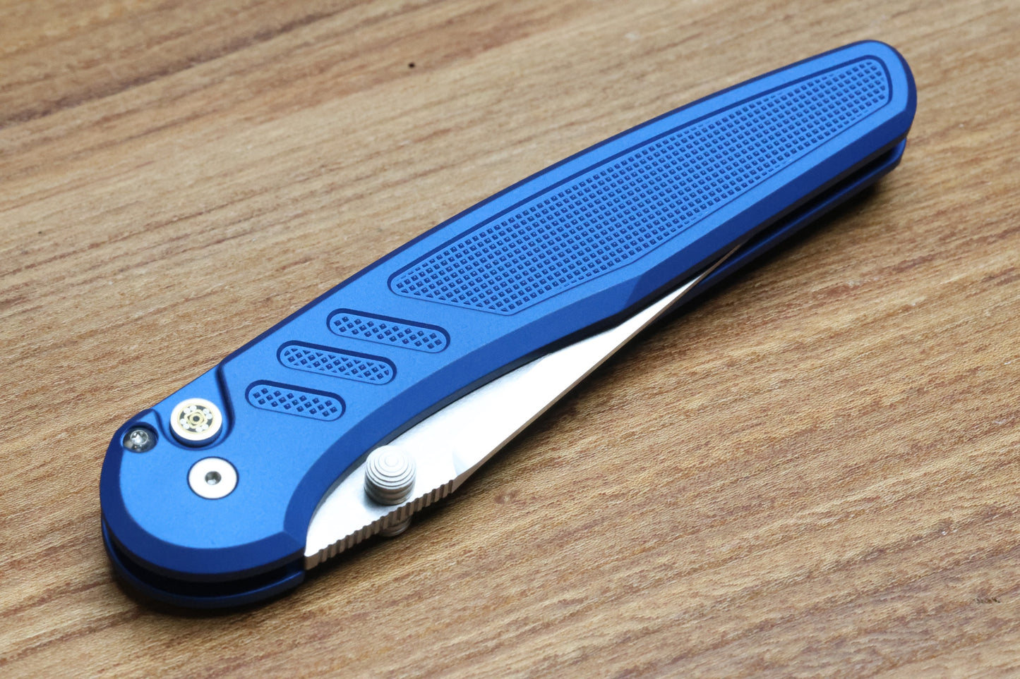 PRO-TECH KNIVES PEACE NEIGHBOR AVALON TEXTURED BLUE ALUMINUM HANDLE MACHINED SATIN MAGNACUT BLADE 2026 CCK SPRING.1