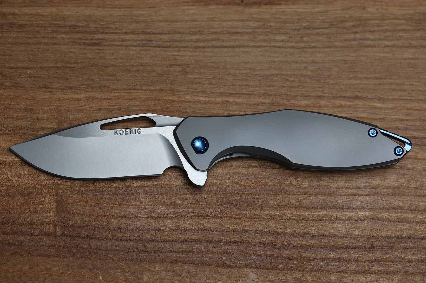 KOENIG MINI ARIUS - SMOOTH TITANIUM HANDLE - BLUE HARDWARE - BURNISHED W/ POLISHED FLATS M390 BLADE