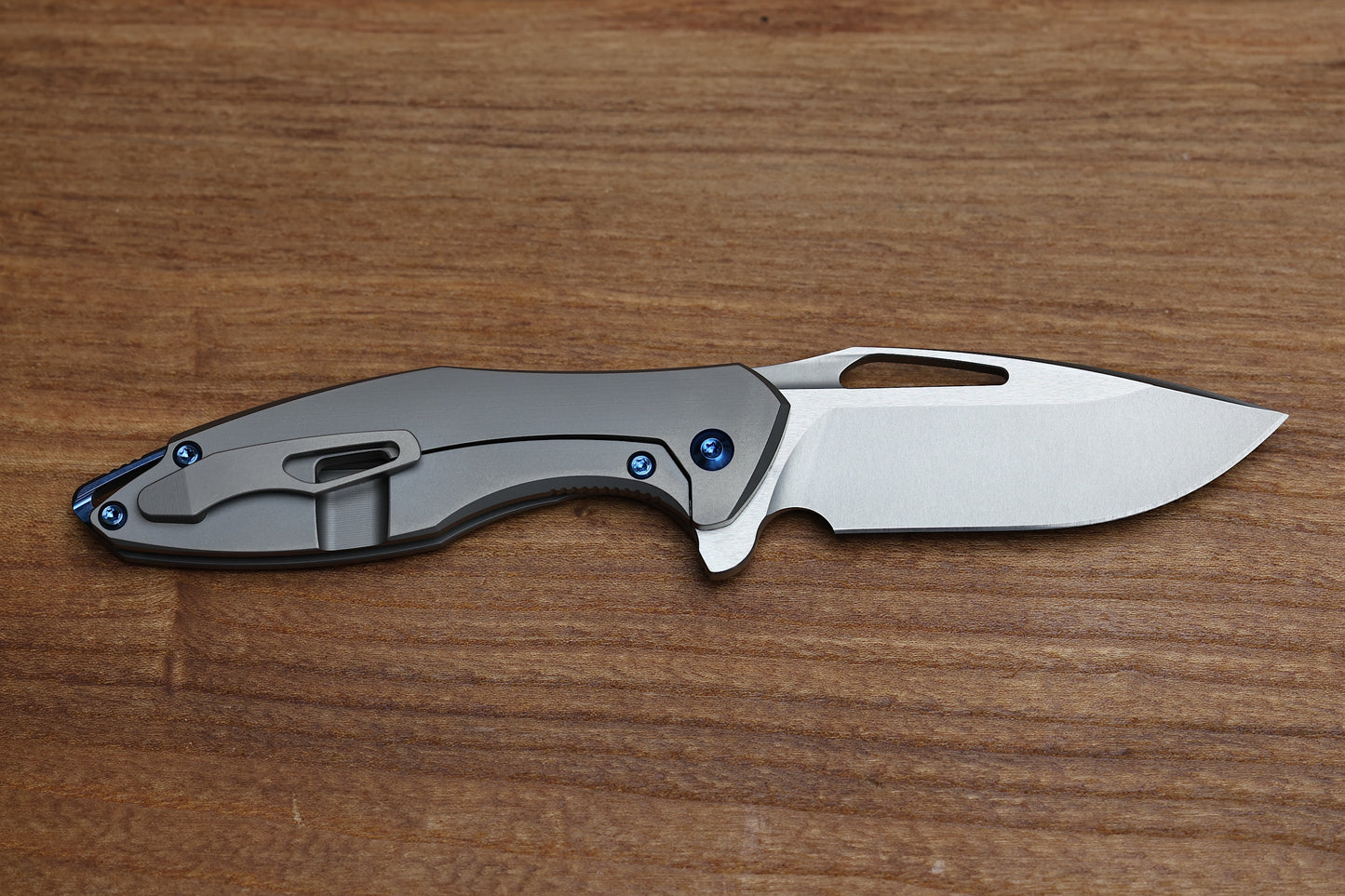 KOENIG MINI ARIUS - SMOOTH TITANIUM HANDLE - BLUE HARDWARE - BURNISHED W/ POLISHED FLATS M390 BLADE