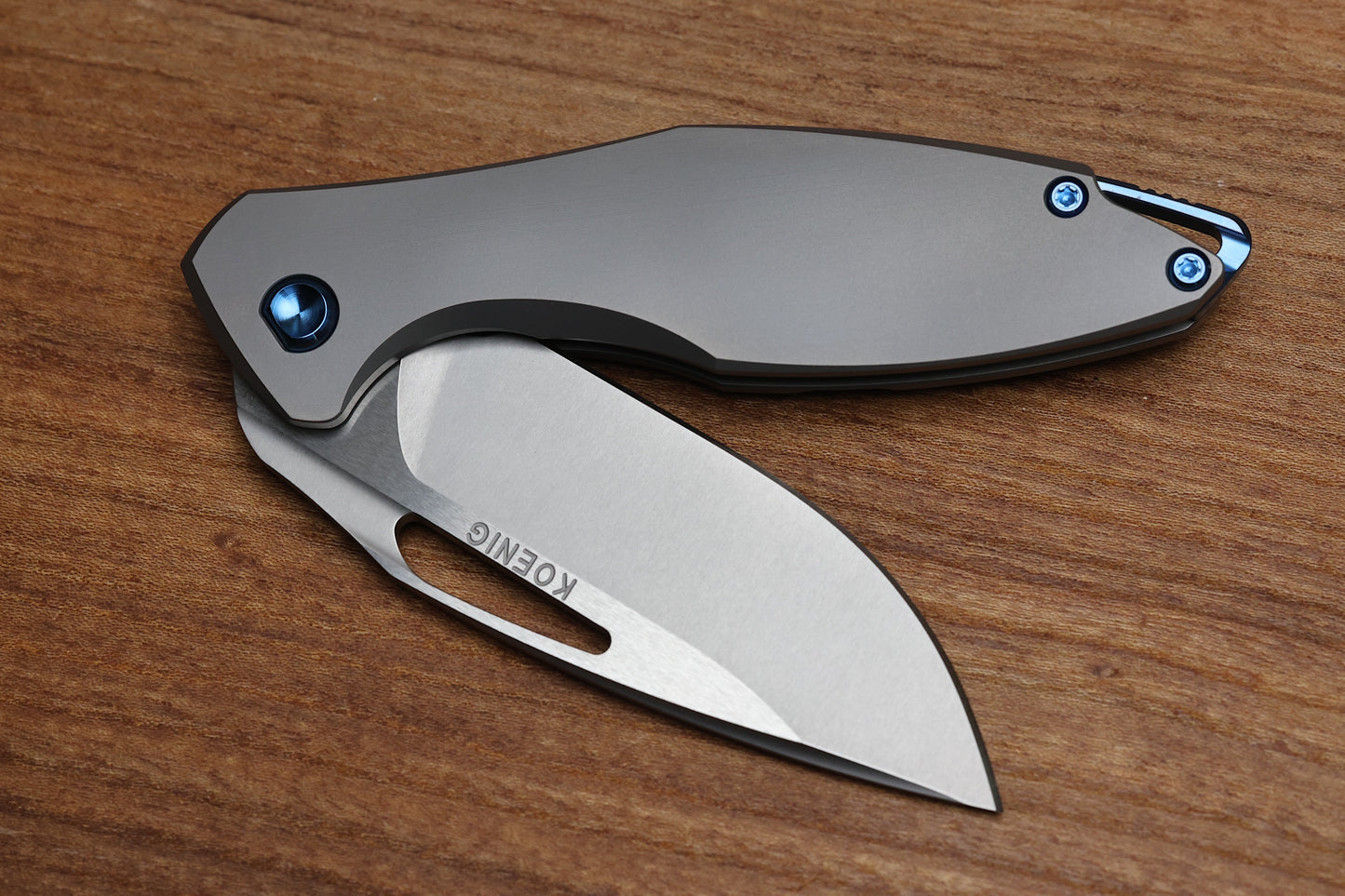 KOENIG MINI ARIUS - SMOOTH TITANIUM HANDLE - BLUE HARDWARE - BURNISHED W/ POLISHED FLATS M390 BLADE