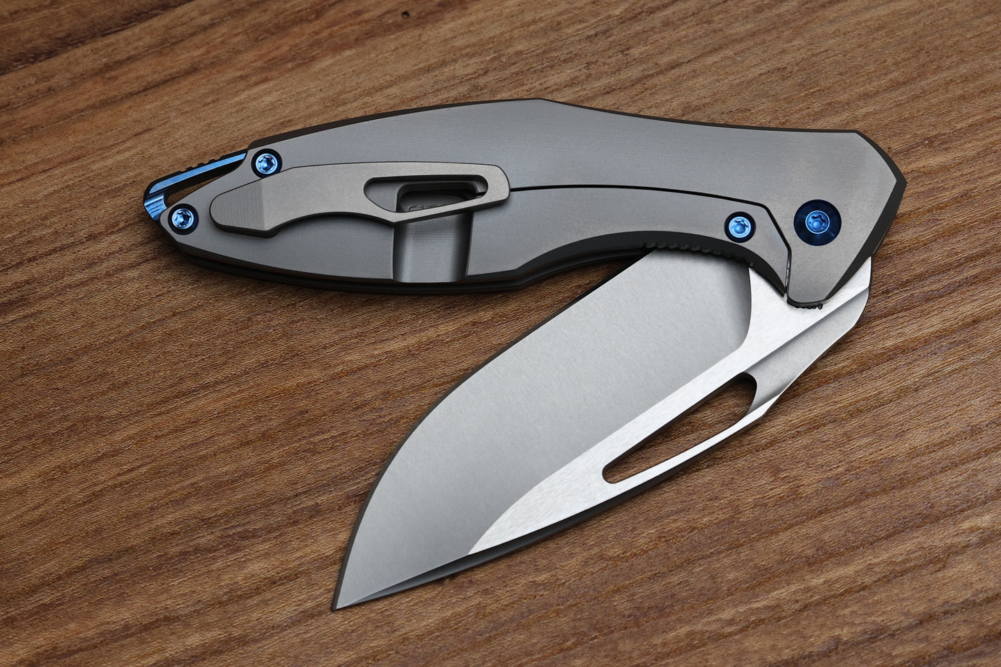 KOENIG MINI ARIUS - SMOOTH TITANIUM HANDLE - BLUE HARDWARE - BURNISHED W/ POLISHED FLATS M390 BLADE