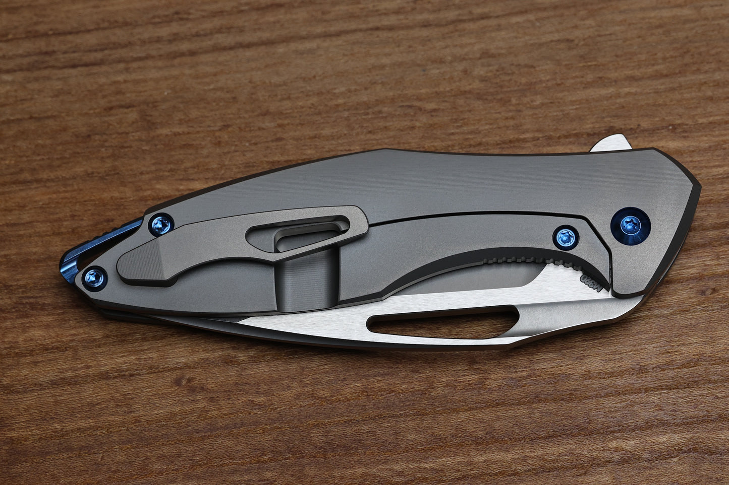 KOENIG MINI ARIUS - SMOOTH TITANIUM HANDLE - BLUE HARDWARE - BURNISHED W/ POLISHED FLATS M390 BLADE