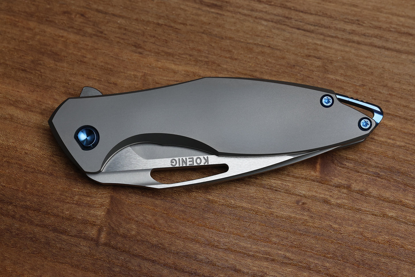 KOENIG MINI ARIUS - SMOOTH TITANIUM HANDLE - BLUE HARDWARE - BURNISHED W/ POLISHED FLATS M390 BLADE