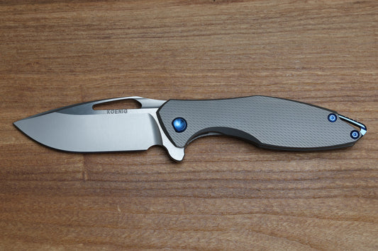 KOENIG KNIVES ARIUS - CORDA TITANIUM HANDLE - BLUE HARDWARE - BURNISHED W/ POLISHED FLATS M390 BLADE