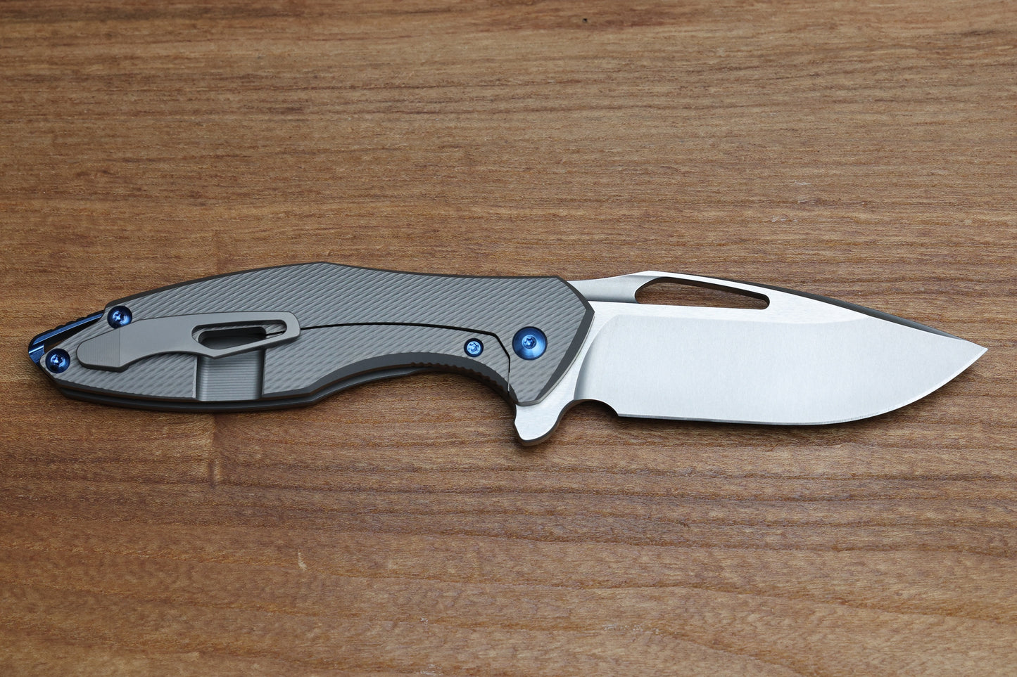 KOENIG KNIVES ARIUS - CORDA TITANIUM HANDLE - BLUE HARDWARE - BURNISHED W/ POLISHED FLATS M390 BLADE