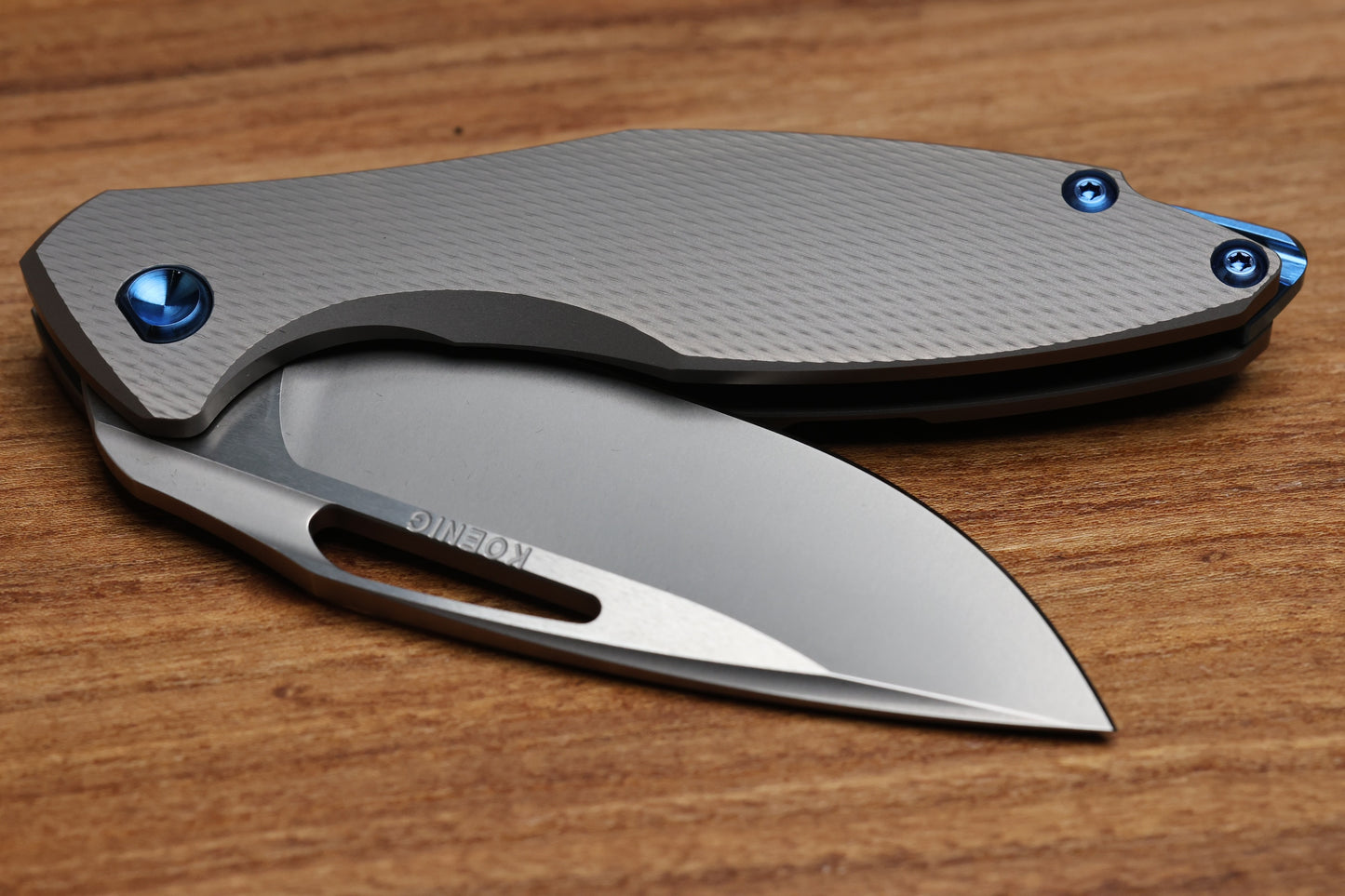 KOENIG KNIVES ARIUS - CORDA TITANIUM HANDLE - BLUE HARDWARE - BURNISHED W/ POLISHED FLATS M390 BLADE