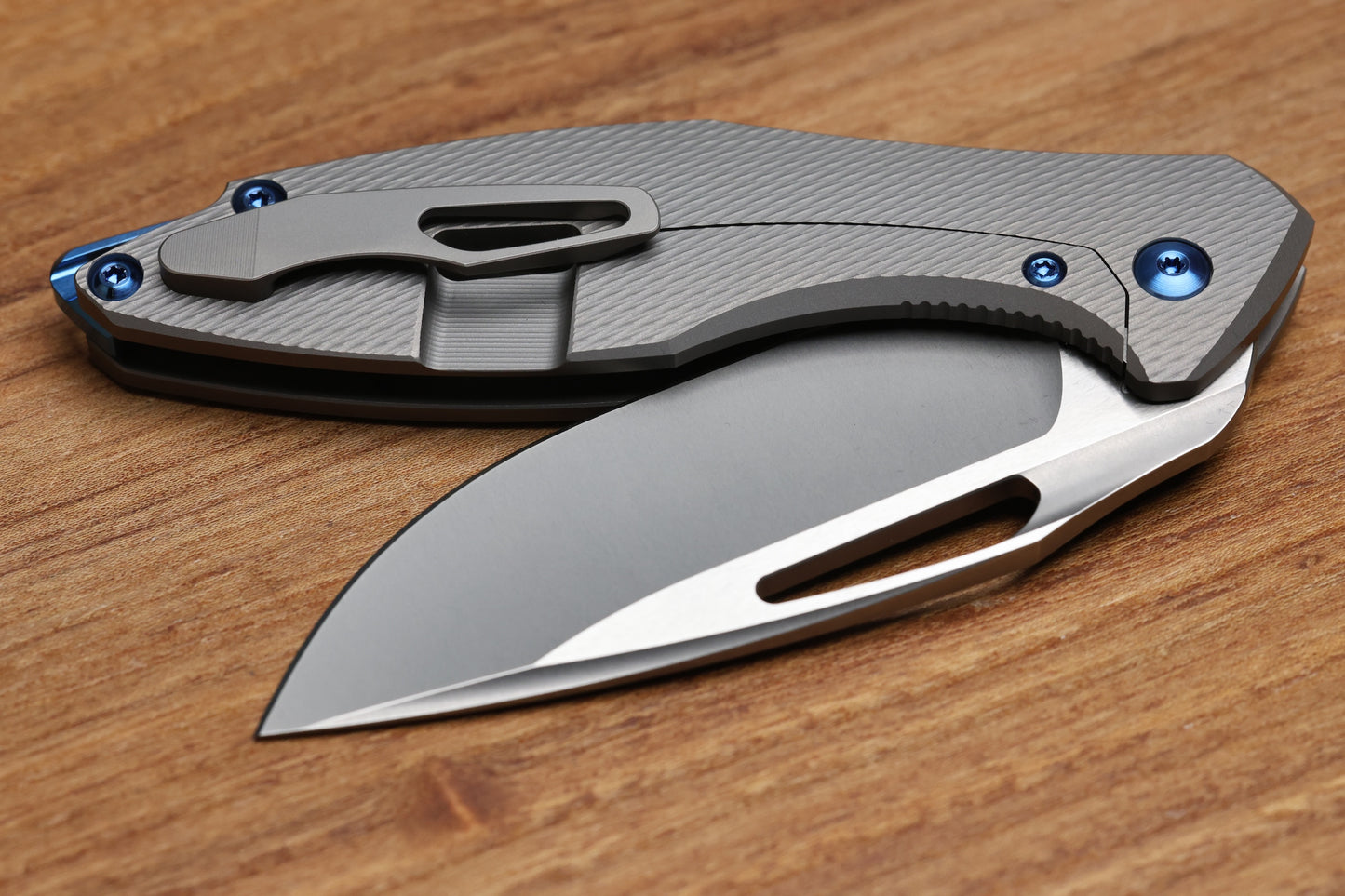 KOENIG KNIVES ARIUS - CORDA TITANIUM HANDLE - BLUE HARDWARE - BURNISHED W/ POLISHED FLATS M390 BLADE