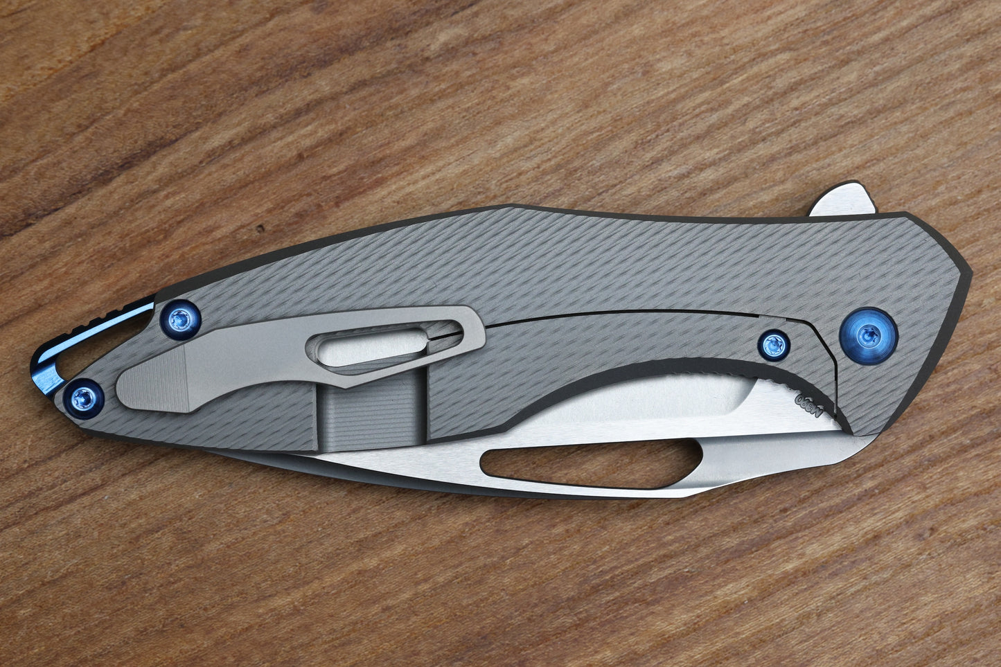 KOENIG KNIVES ARIUS - CORDA TITANIUM HANDLE - BLUE HARDWARE - BURNISHED W/ POLISHED FLATS M390 BLADE